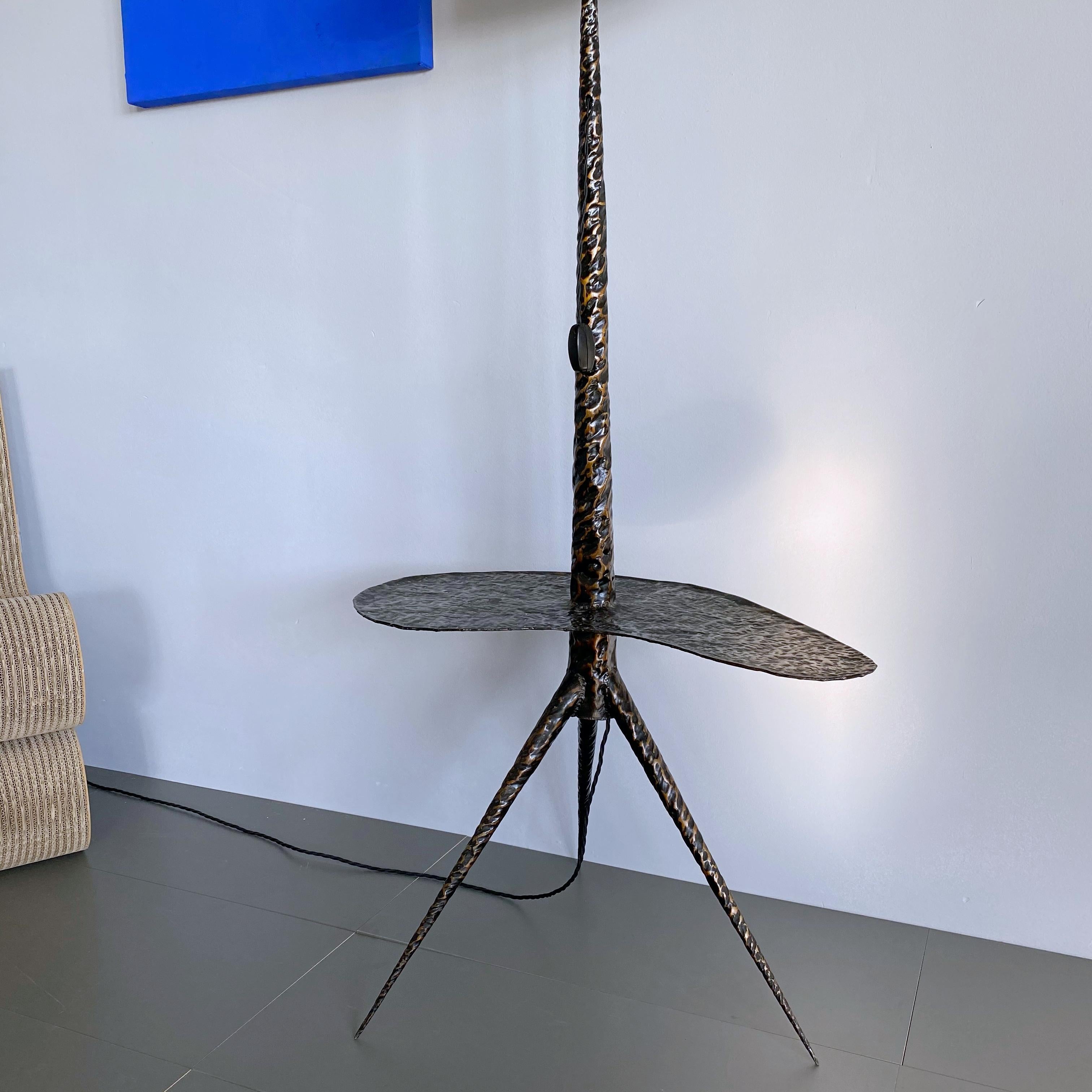 French Midcentury Brutalist Tripod Floor Lamp with Table, 1960s, France In Good Condition In Biebergemund, Hessen