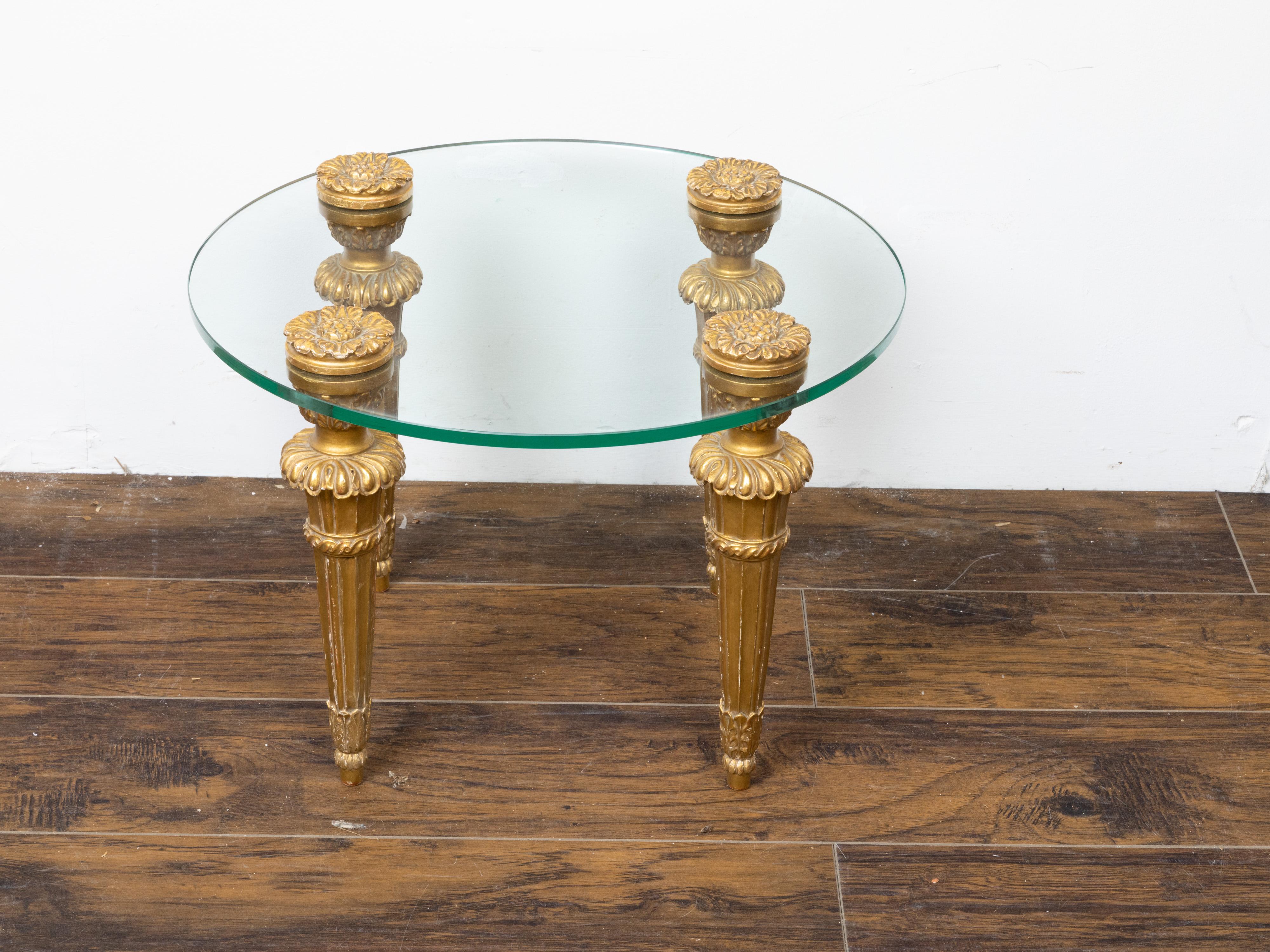 Mid-Century Modern Table à boissons française en bois doré sculpté du milieu du siècle dernier, avec plateau rond en verre et rosettes en vente