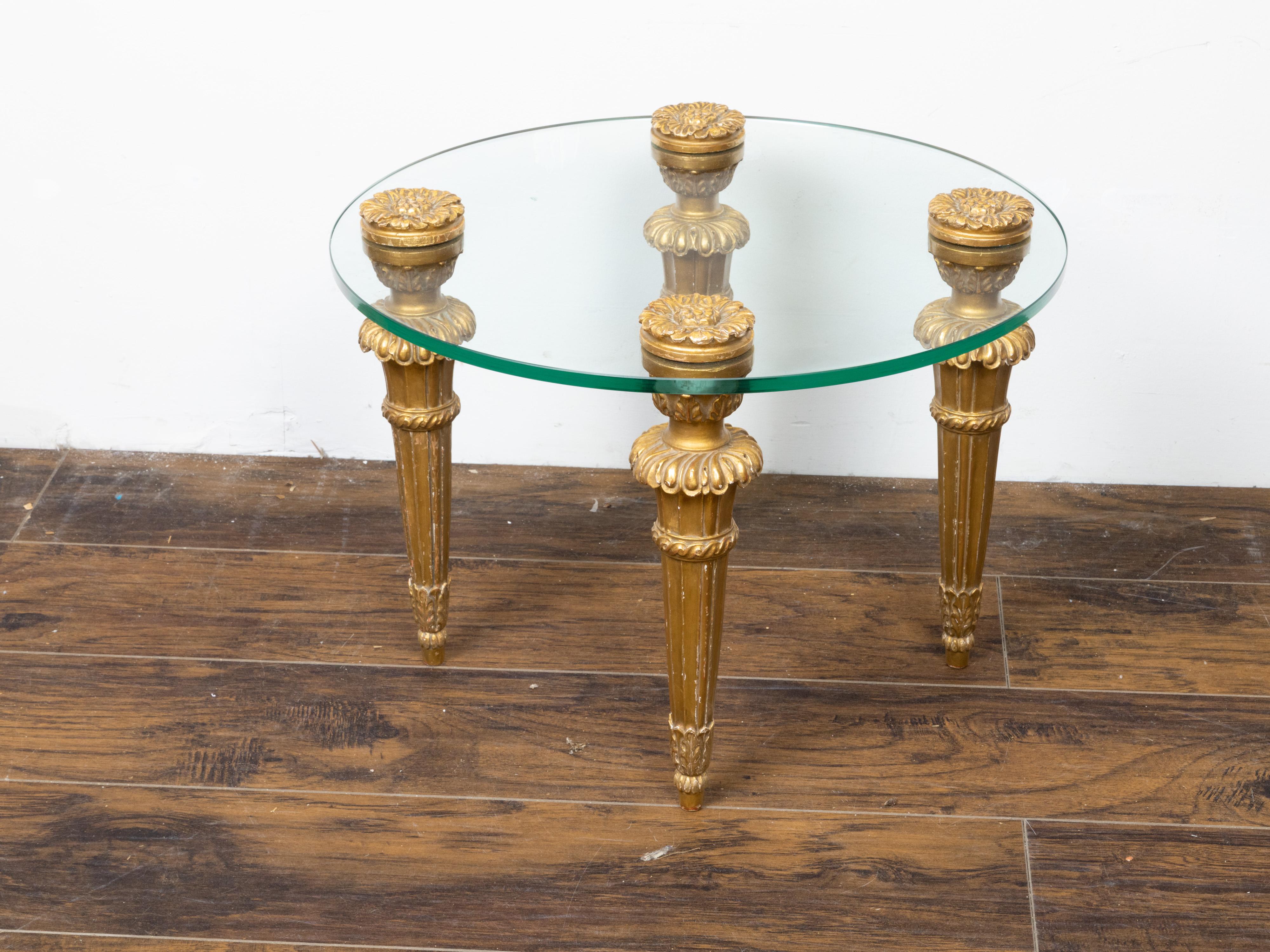 Français Table à boissons française en bois doré sculpté du milieu du siècle dernier, avec plateau rond en verre et rosettes en vente