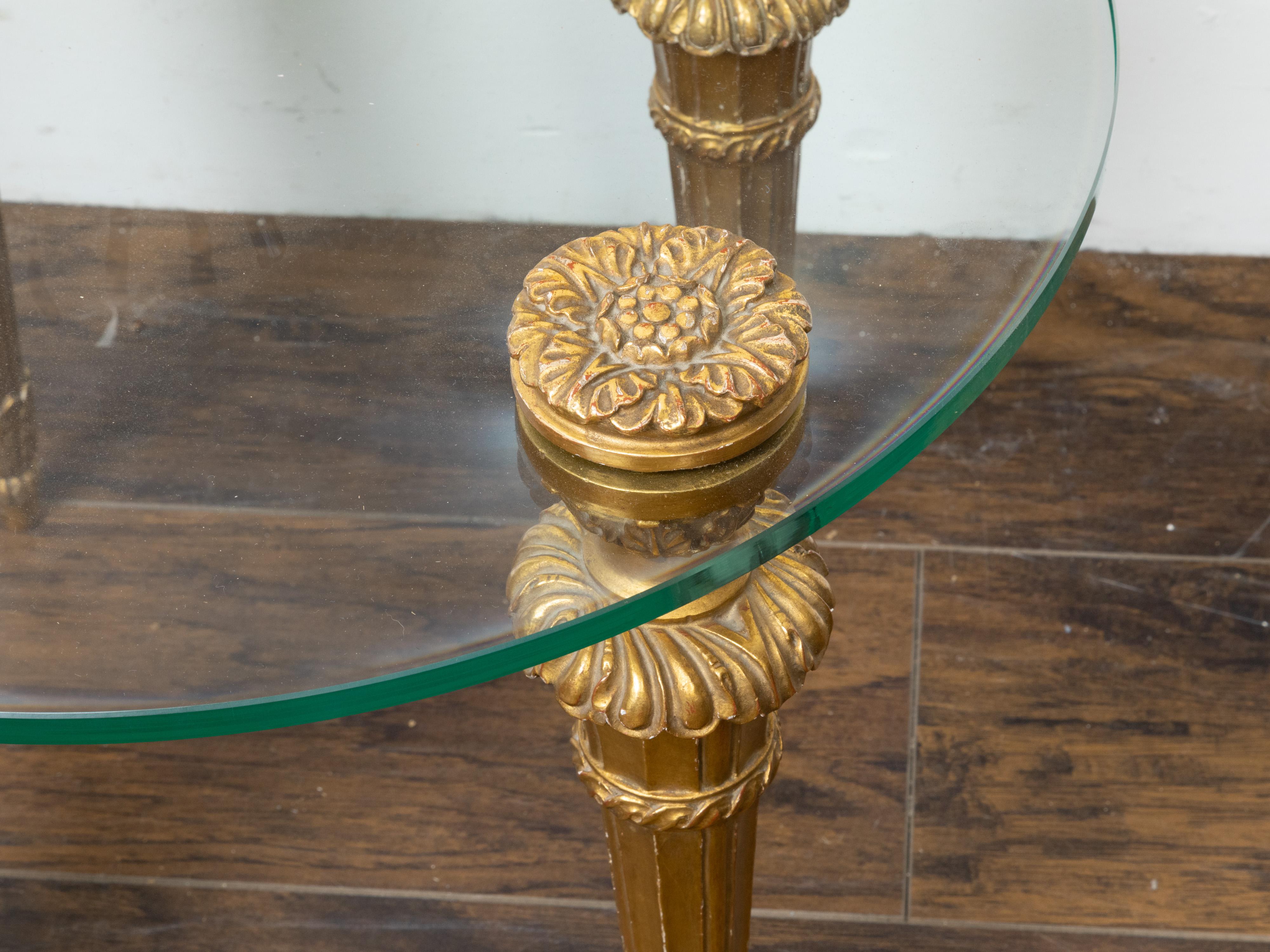 Sculpté Table à boissons française en bois doré sculpté du milieu du siècle dernier, avec plateau rond en verre et rosettes en vente