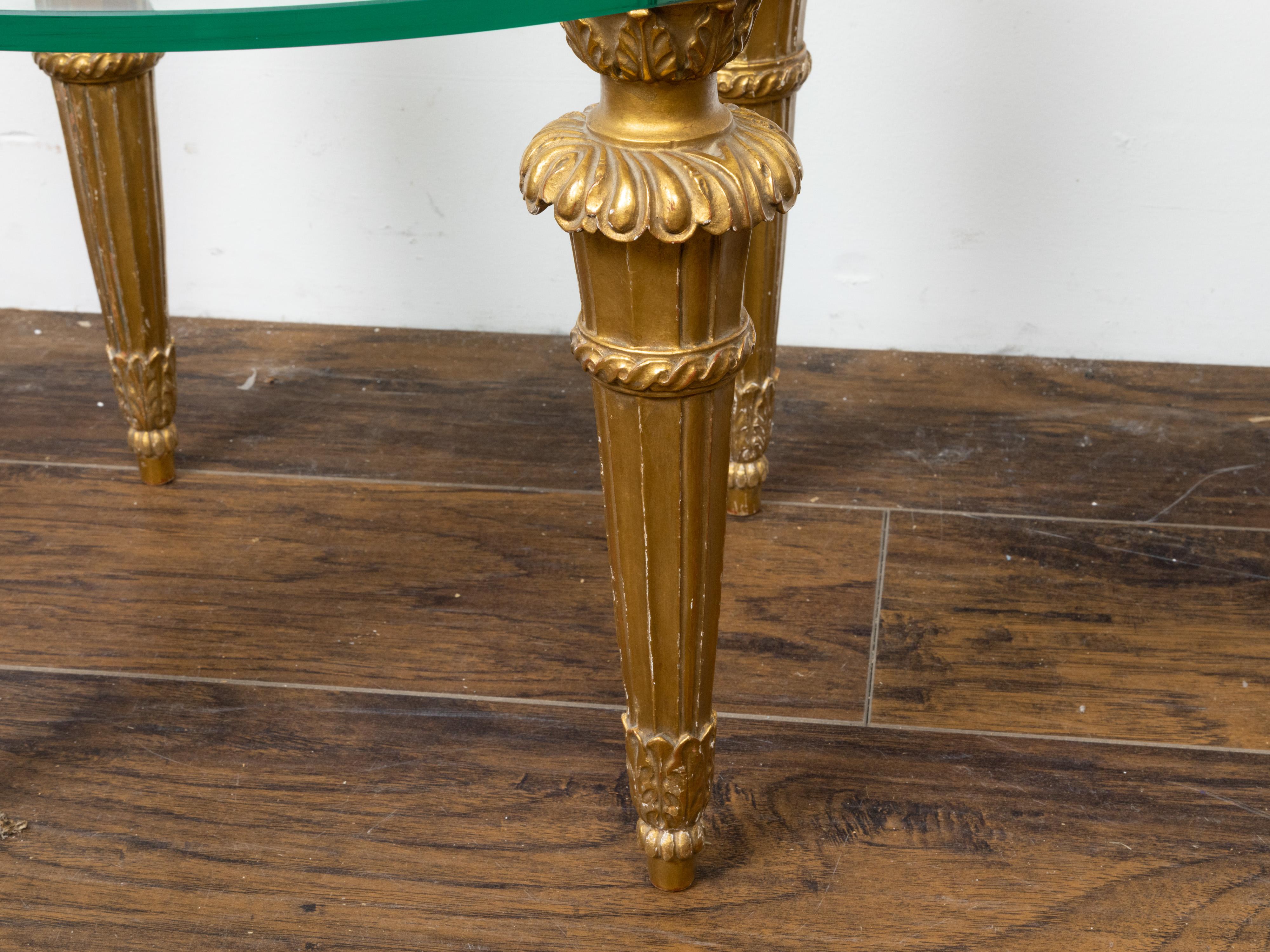 Table à boissons française en bois doré sculpté du milieu du siècle dernier, avec plateau rond en verre et rosettes Bon état - En vente à Atlanta, GA