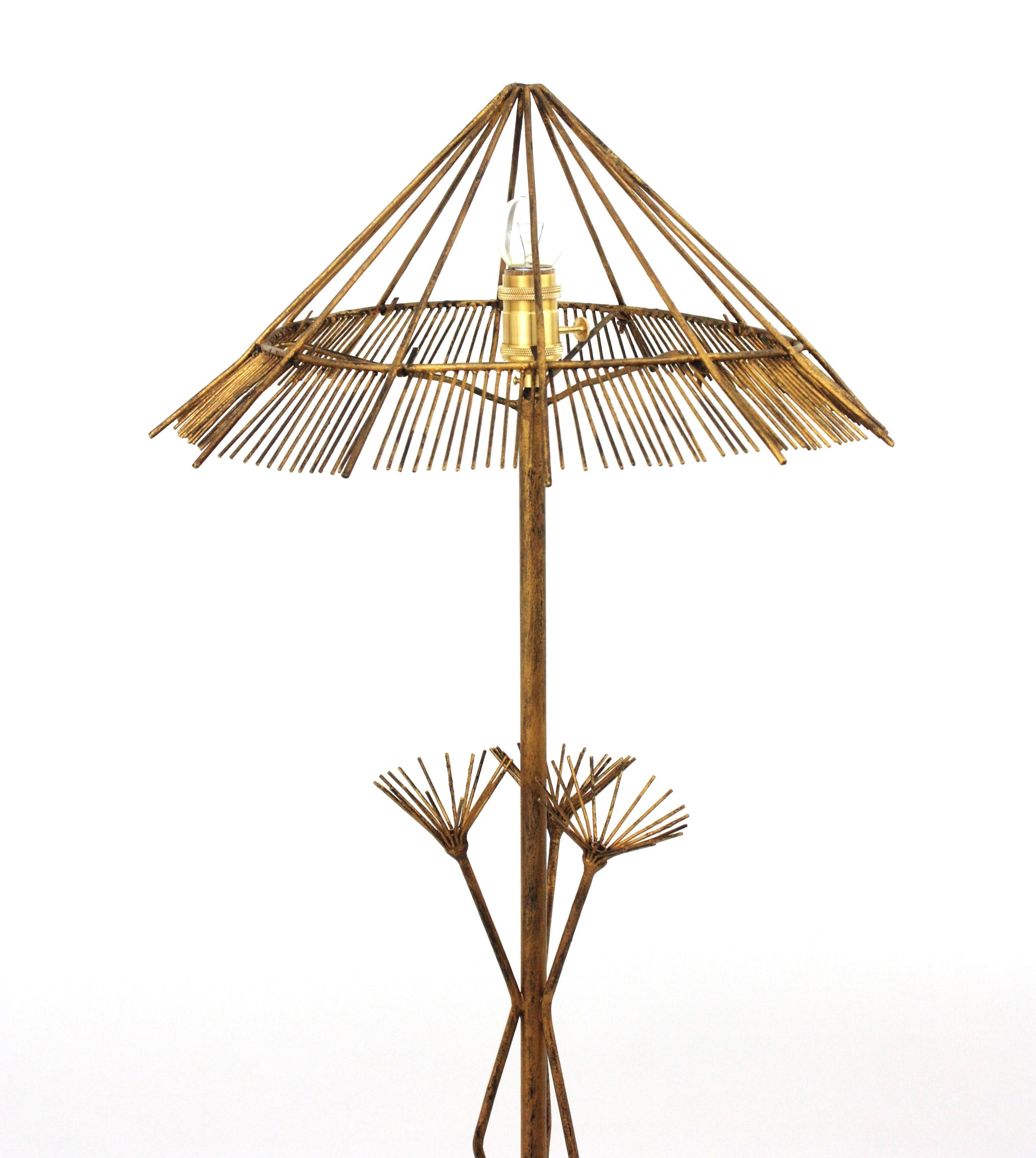 French Midcentury Chinoiserie Gilt Metal Tripod Floor Lamp In Good Condition For Sale In Barcelona, ES
