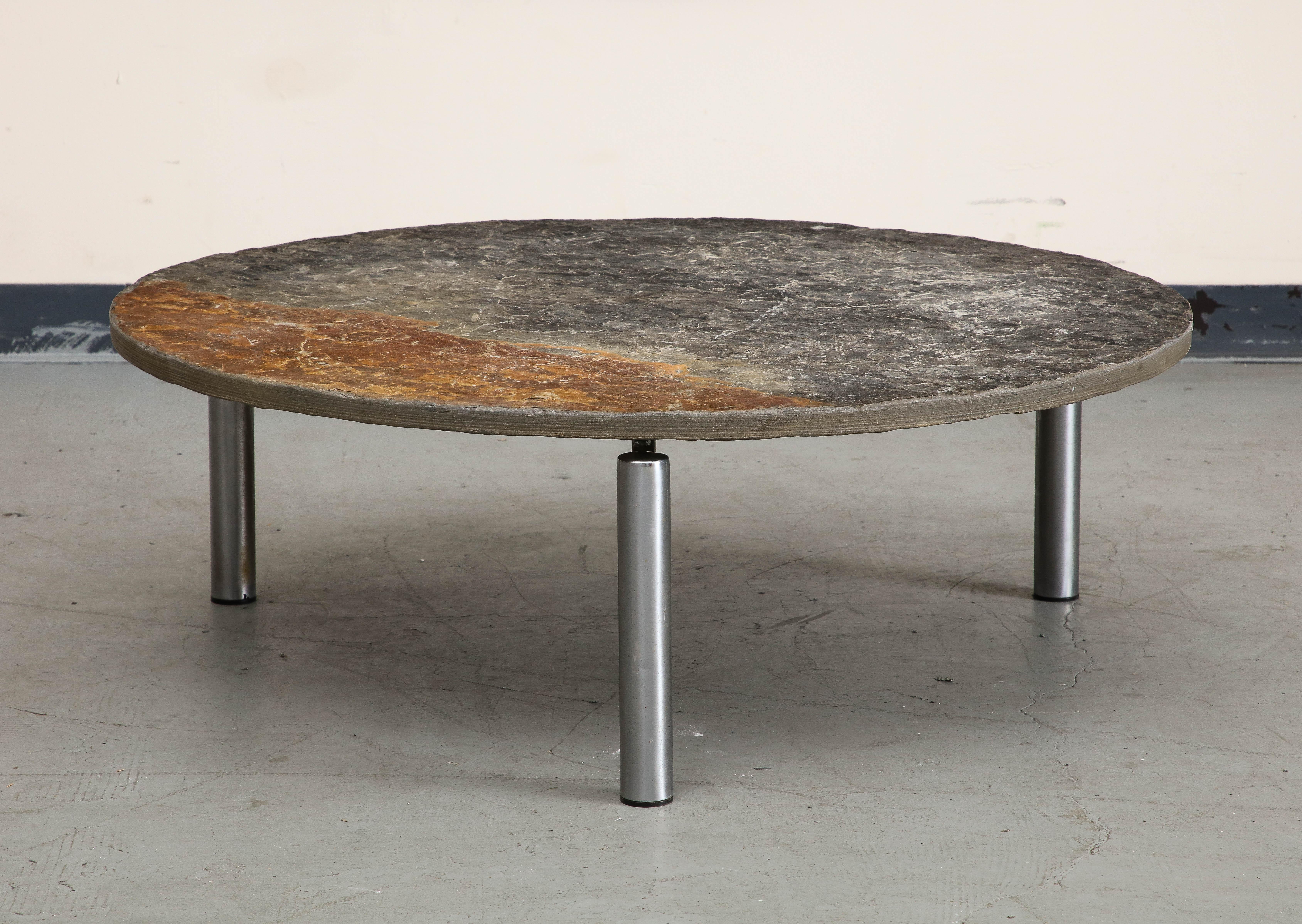 Mid-Century Modern Table basse française en acier chromé du milieu du siècle dernier avec plateau rond en ardoise naturelle