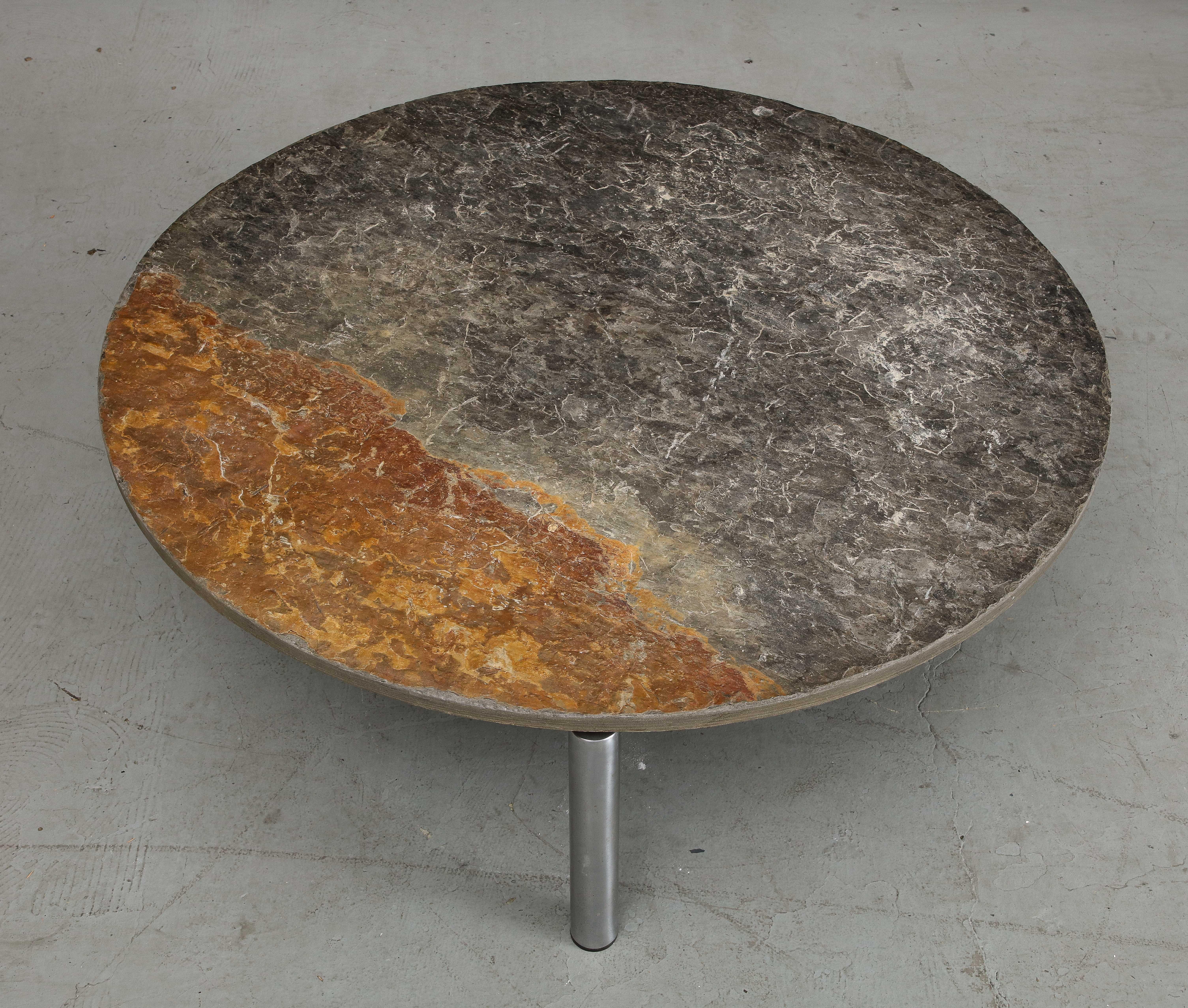 Französischer Midcentury Couchtisch aus verchromtem Stahl mit runder Platte aus Naturschiefer 1