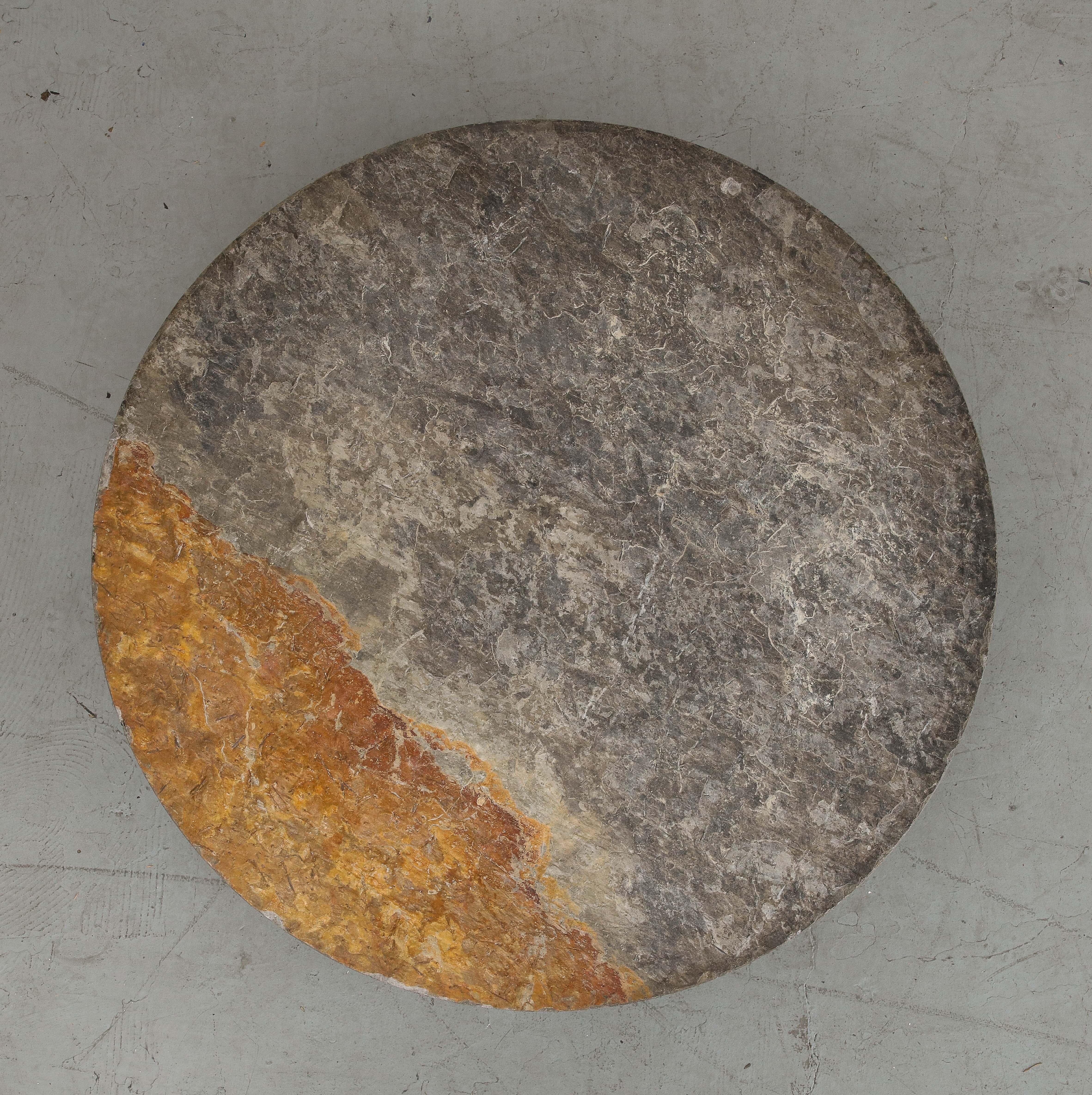 Französischer Midcentury Couchtisch aus verchromtem Stahl mit runder Platte aus Naturschiefer 2