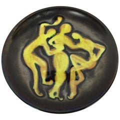 Assiette décorative française en céramique noire mate du milieu du siècle dernier, signée