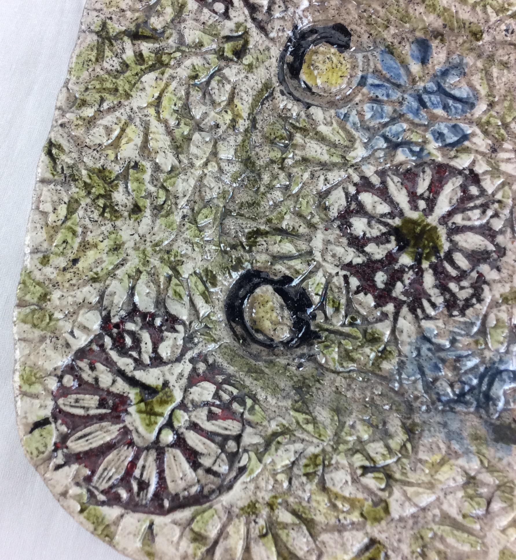 Eine schöne Mitte des Jahrhunderts Französisch dekorative Platte oder große vide poche. Der offensichtlich sehr begabte Keramiker hat Texturen verwendet, die an ein Blumengemälde erinnern. Die wundervollen Formen und Farben auf dem beigen