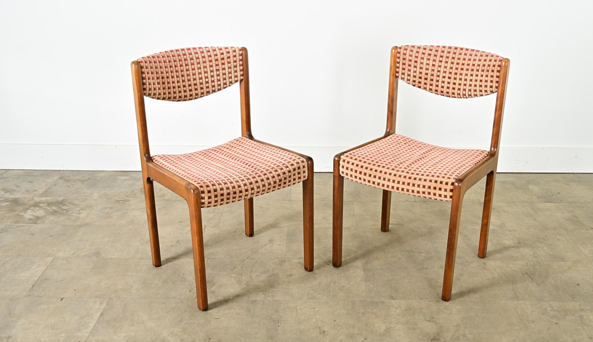 Un divertente set di sei sedie da pranzo francesi del 1970 circa, che si adattano facilmente al gusto del Midcentury Modern/Scandinavian per una curvatura dolce e soprattutto comoda e invitante. Probabilmente progettate dallo studio Baumann, le