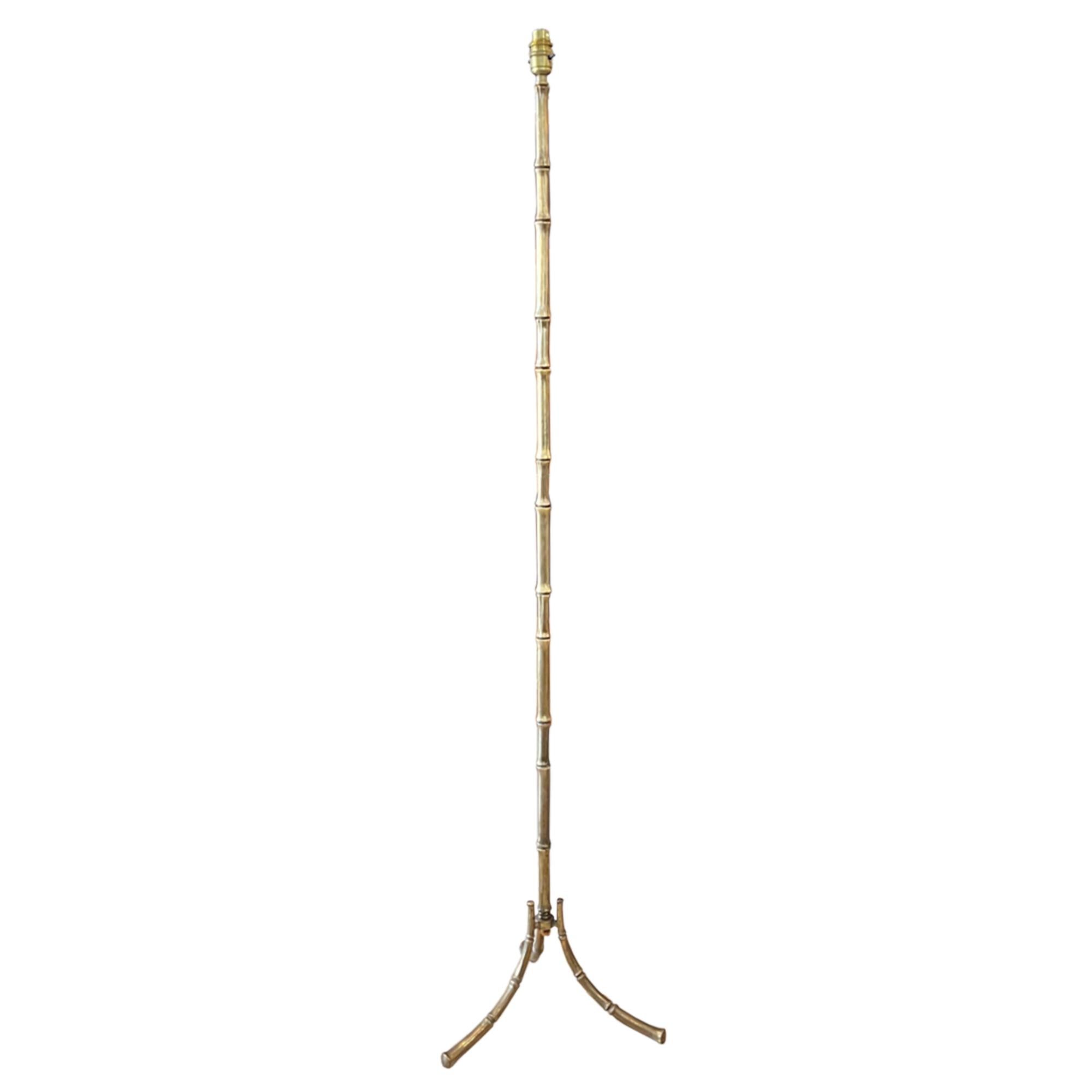Beau et élégant, ce lampadaire est en laiton et réalisé dans le style Baguès. Joli détail en faux bambou - un design classique des années 1960.

La base est triforme et a une largeur de 31 cm. La hauteur de 142 cm correspond à la partie supérieure