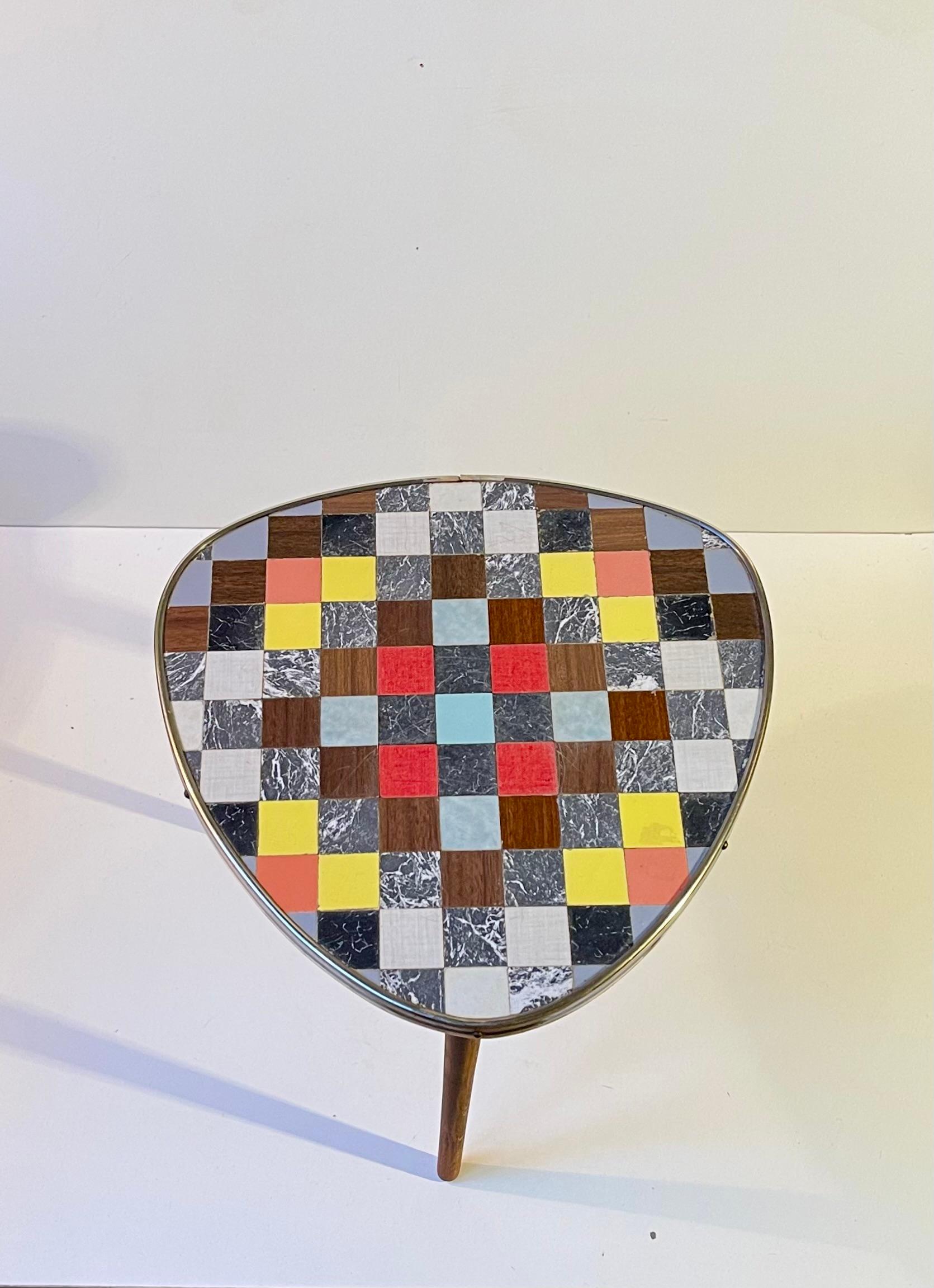 Français Stand ou table d'appoint à fleurs du milieu du siècle dernier avec plateau en linoléum mosaïque en vente