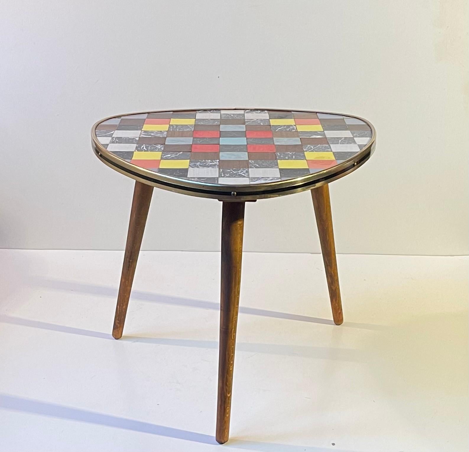 Stand ou table d'appoint à fleurs du milieu du siècle dernier avec plateau en linoléum mosaïque Bon état - En vente à Esbjerg, DK