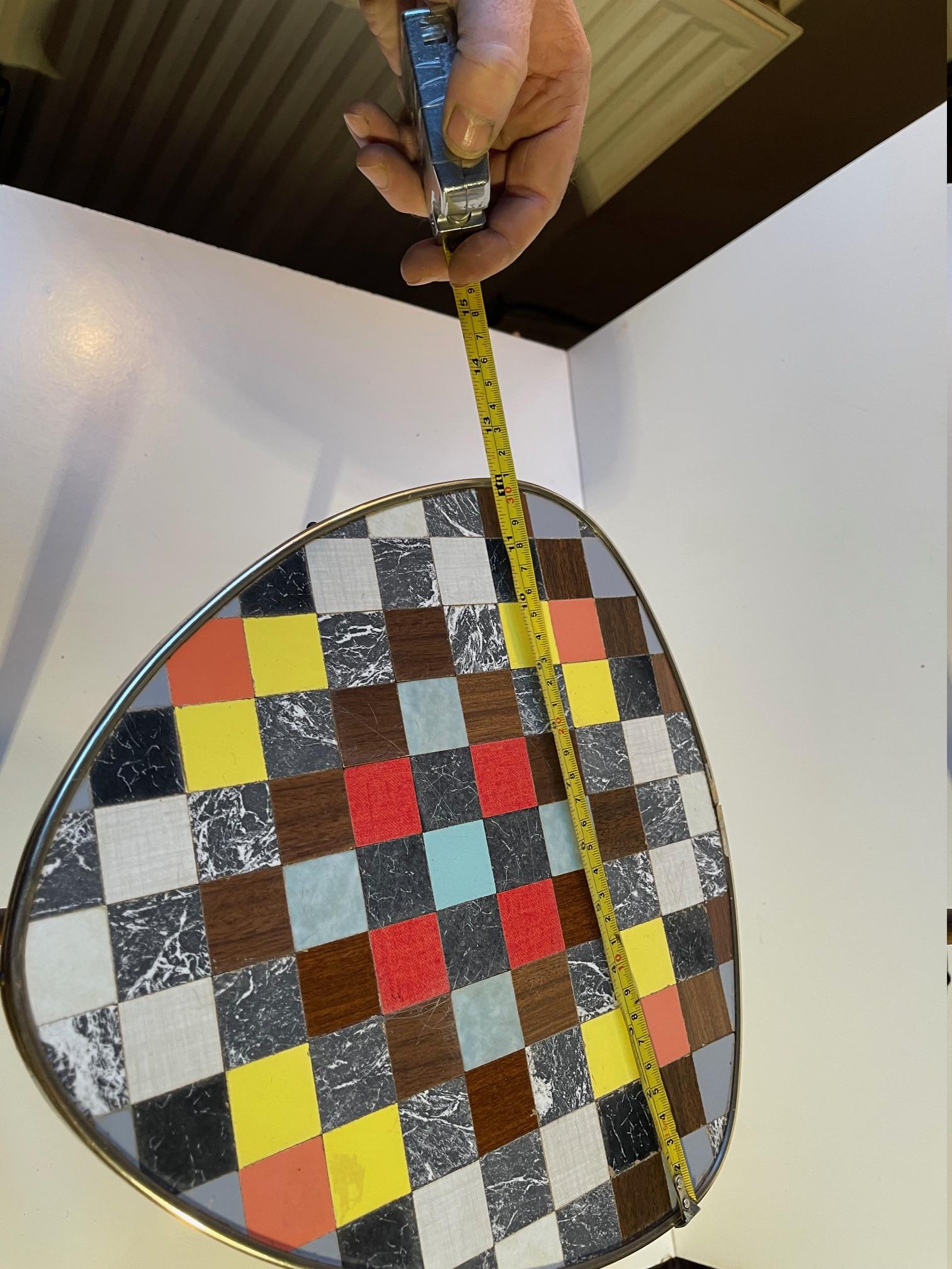 Aluminium Stand ou table d'appoint à fleurs du milieu du siècle dernier avec plateau en linoléum mosaïque en vente