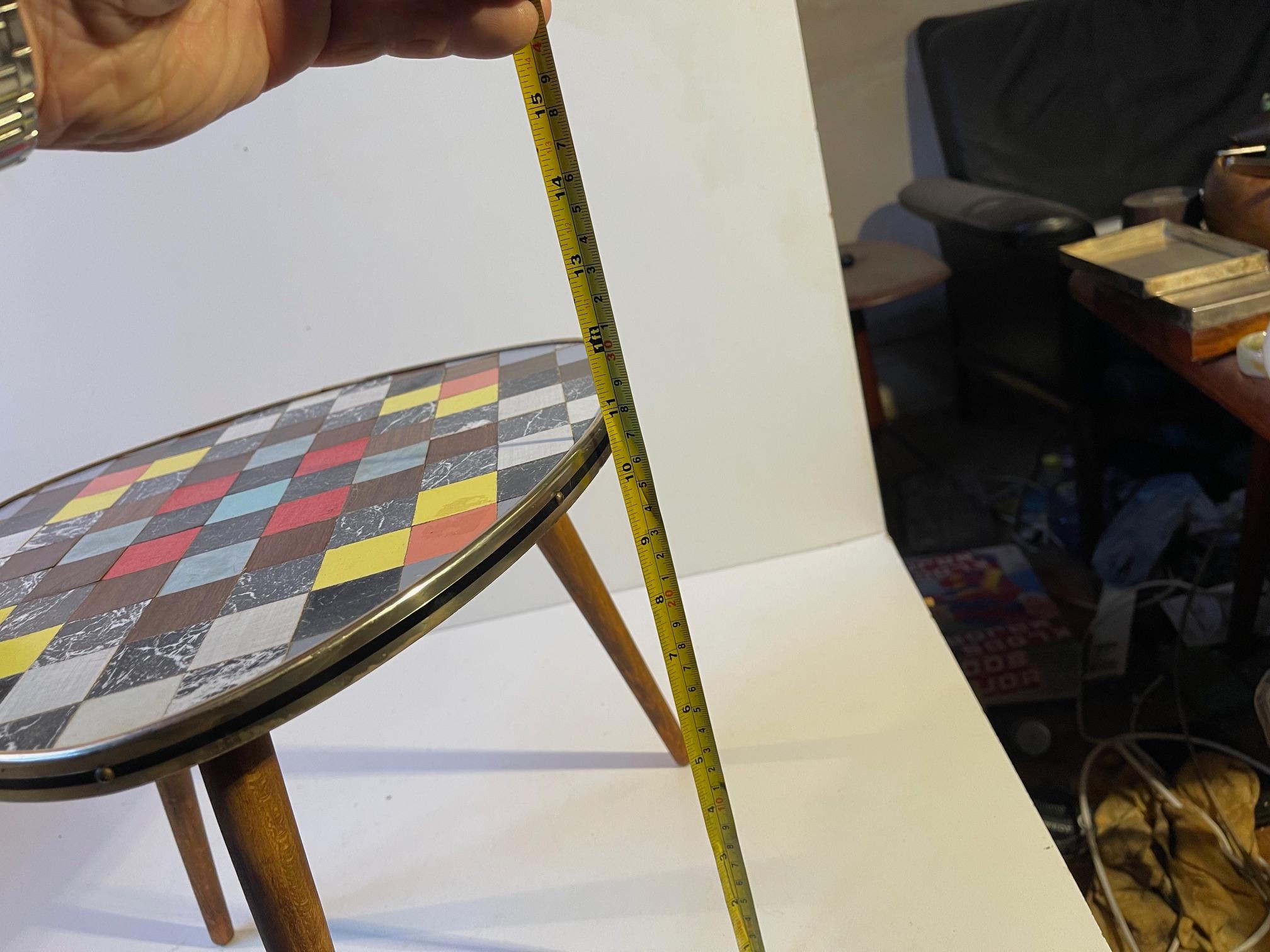 Stand ou table d'appoint à fleurs du milieu du siècle dernier avec plateau en linoléum mosaïque en vente 1