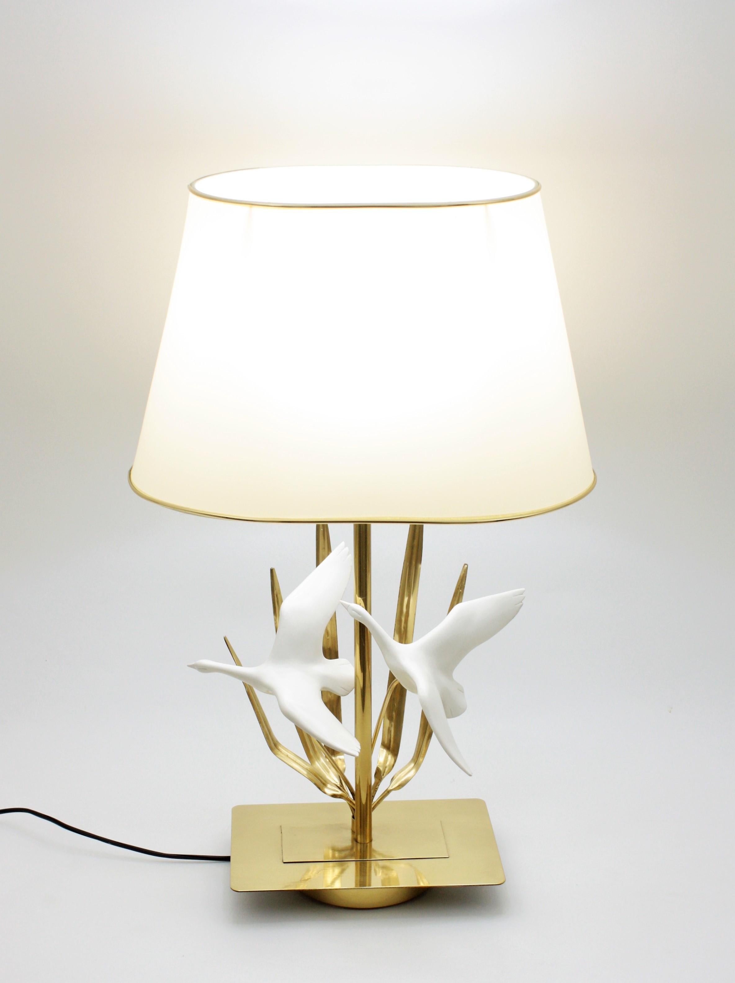 French Midcentury Brass Table Lamp with Flying Birds Motif For Sale 2