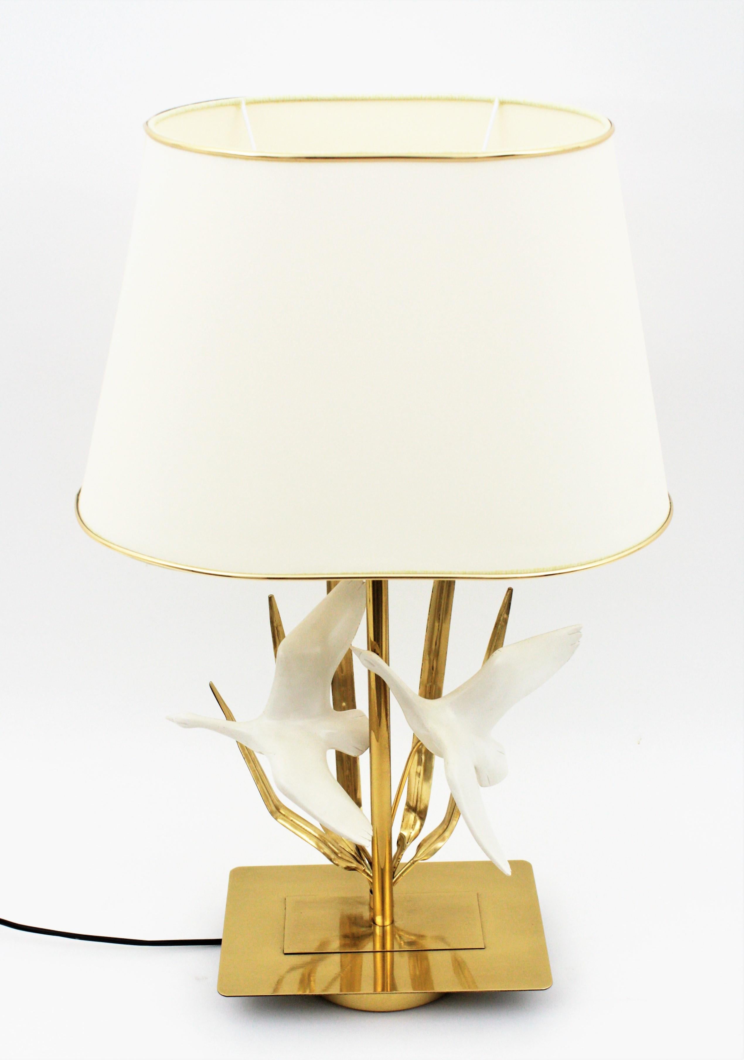 French Midcentury Brass Table Lamp with Flying Birds Motif For Sale 4