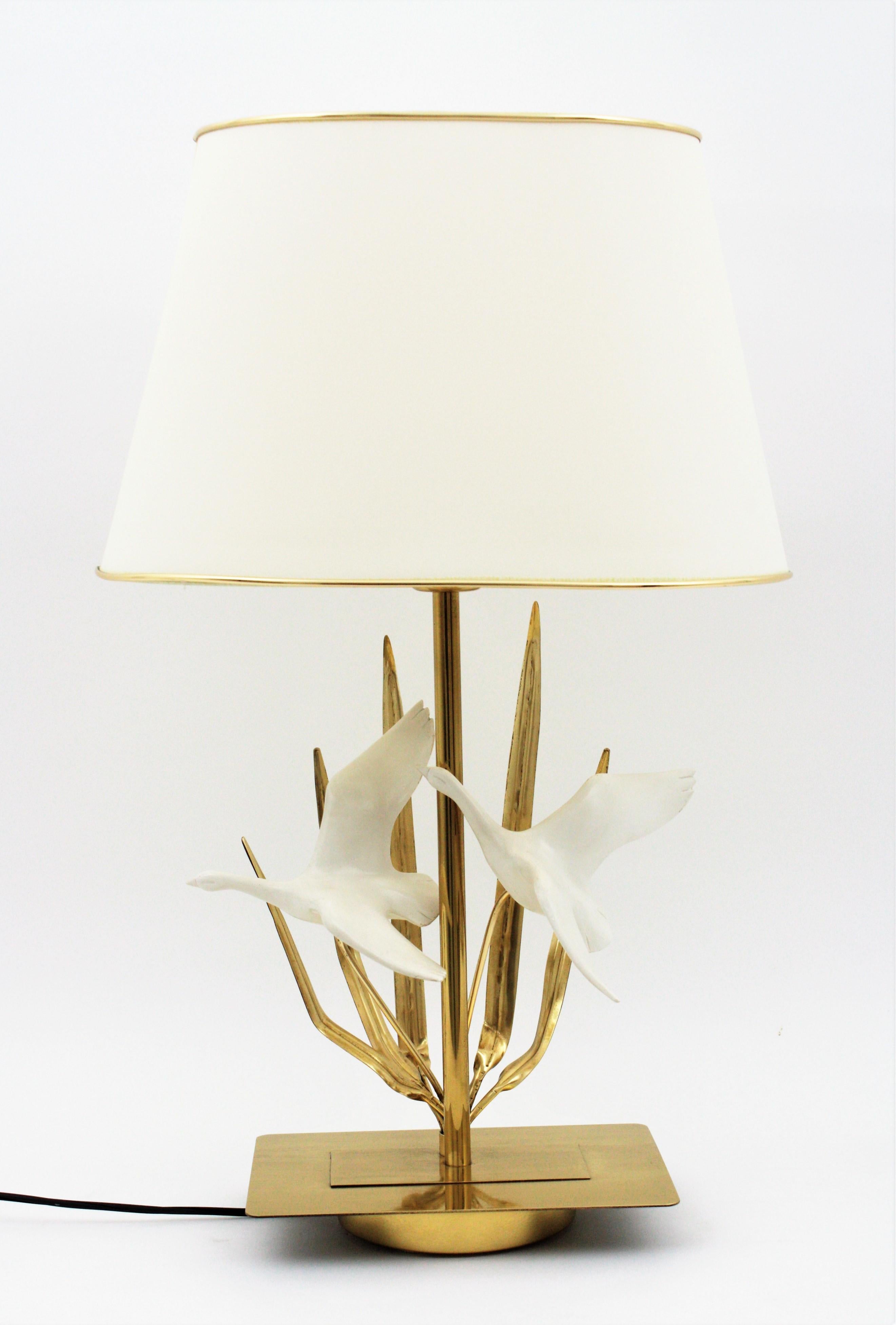 French Midcentury Brass Table Lamp with Flying Birds Motif For Sale 5