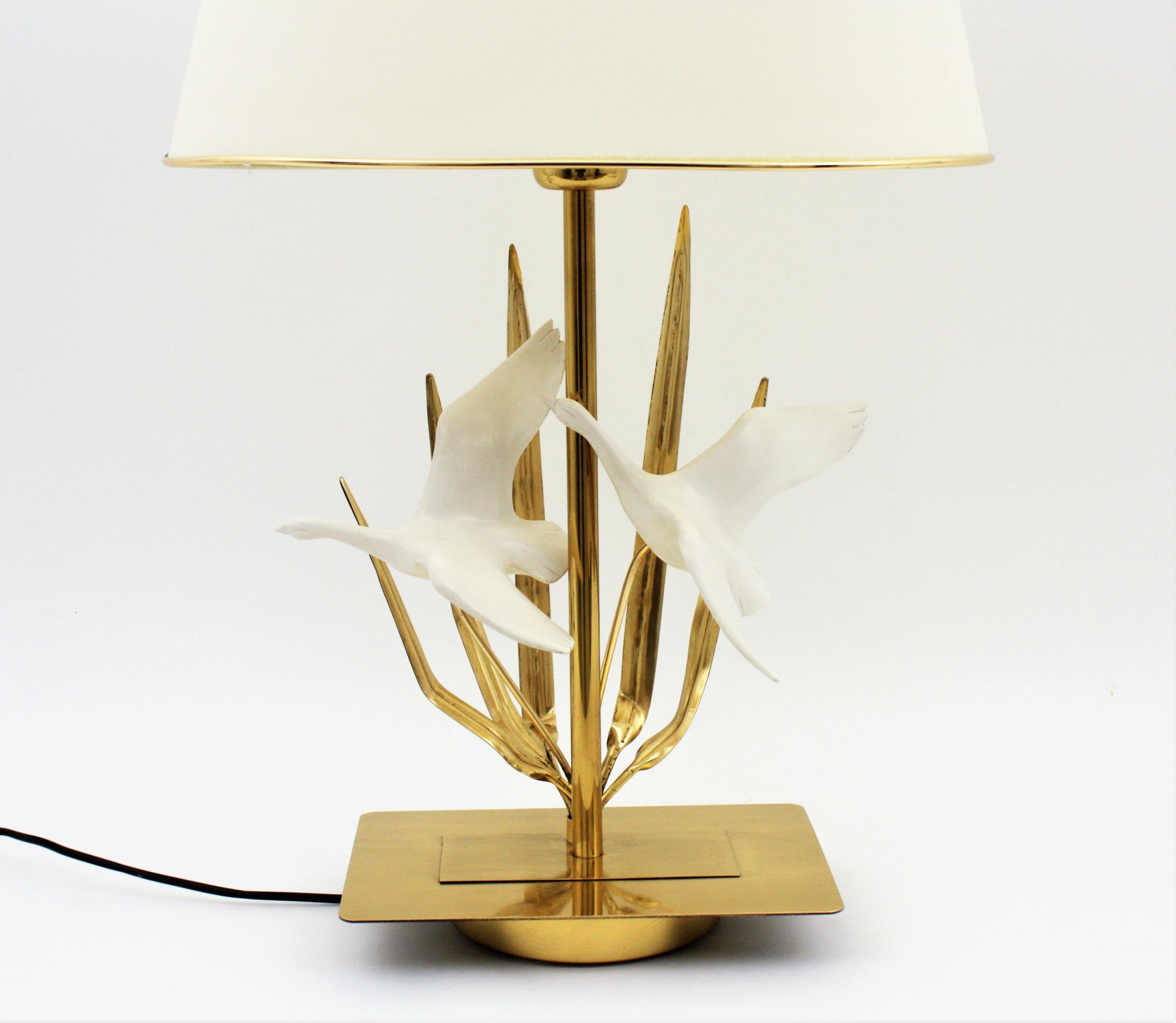 Mid-Century Modern Lampe de table en laiton du milieu du siècle avec motif d'oiseaux volants en vente