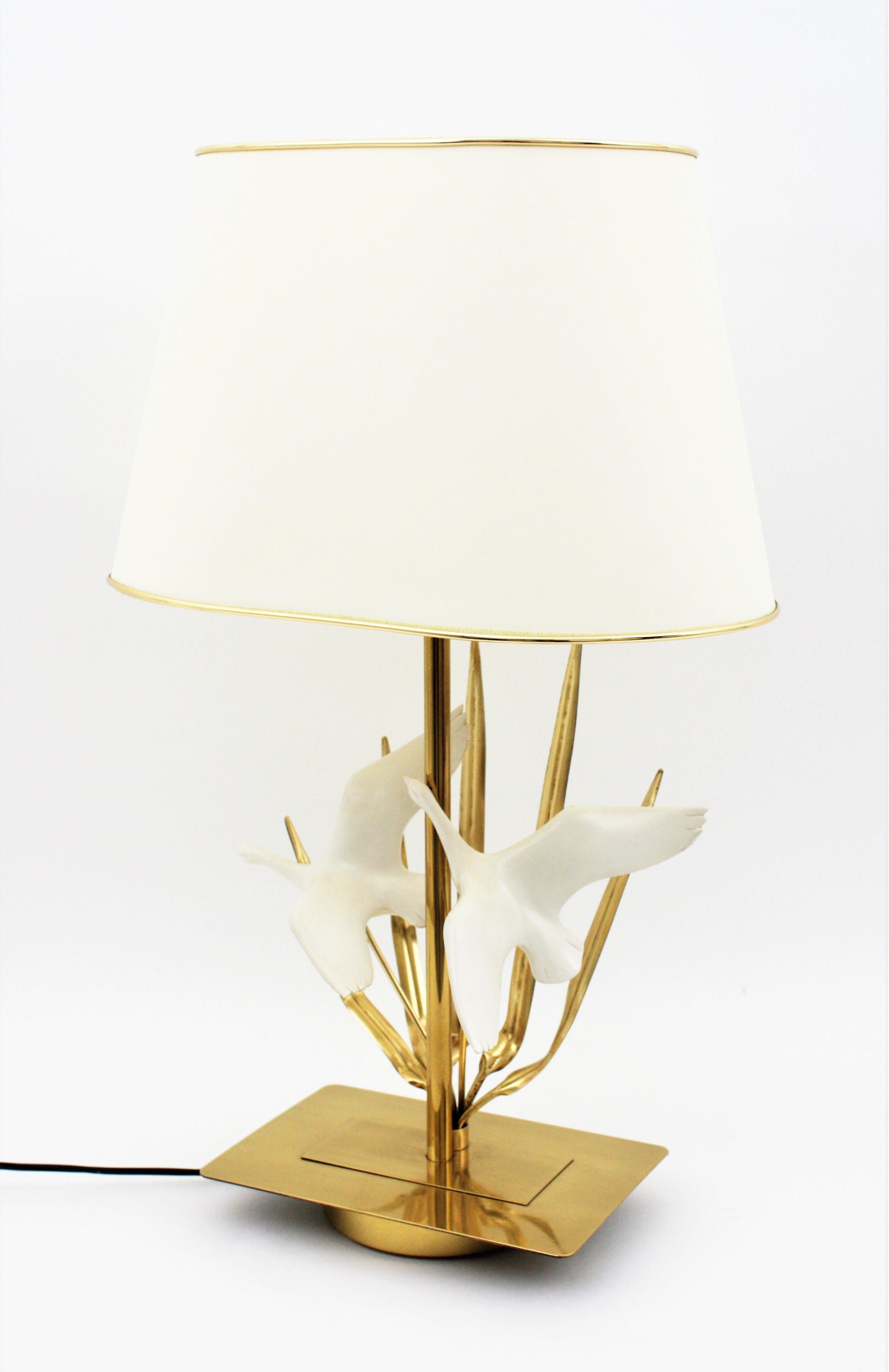 Lampe de table en laiton du milieu du siècle avec motif d'oiseaux volants Bon état - En vente à Barcelona, ES