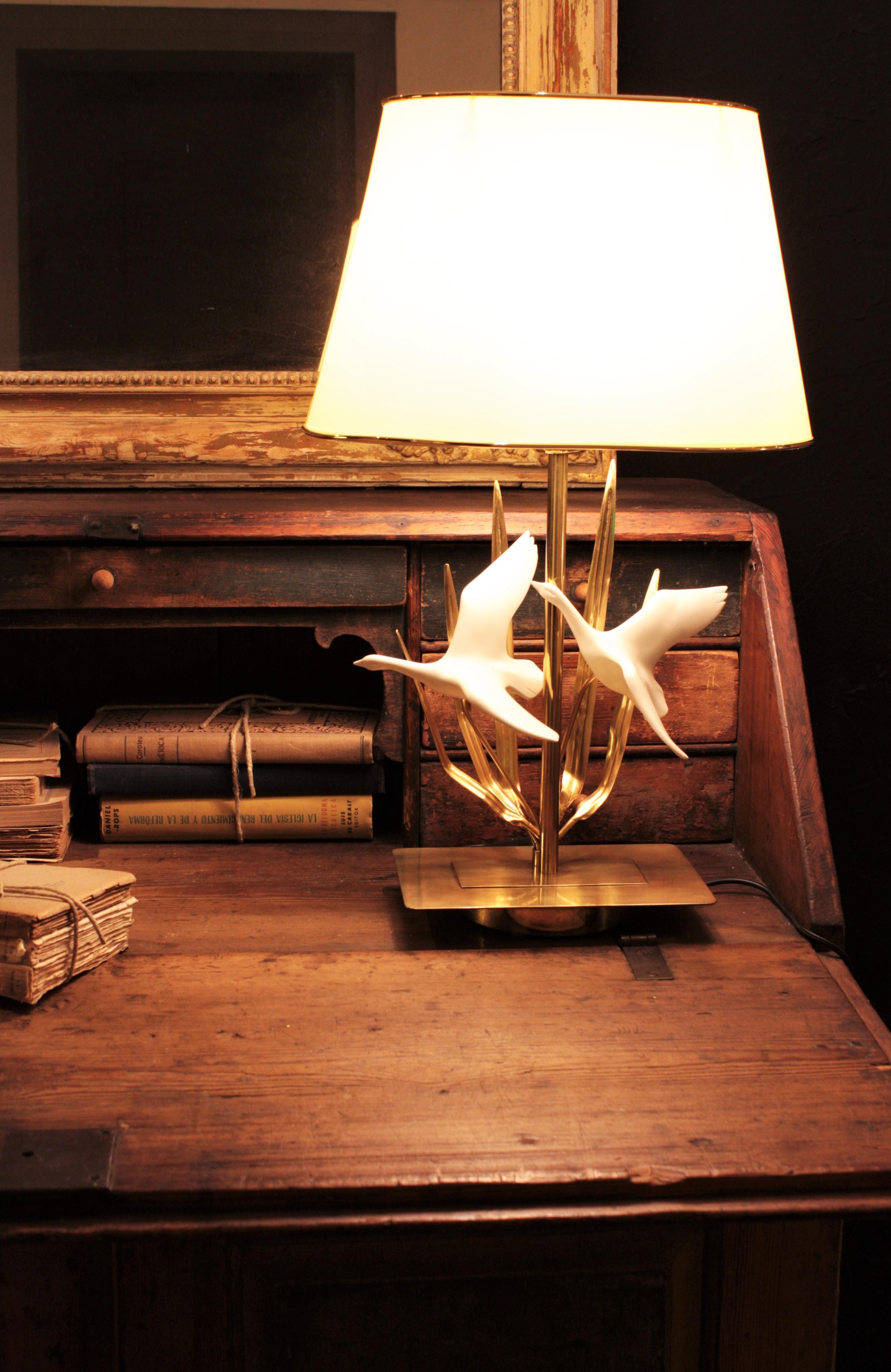 20ième siècle Lampe de table en laiton du milieu du siècle avec motif d'oiseaux volants en vente