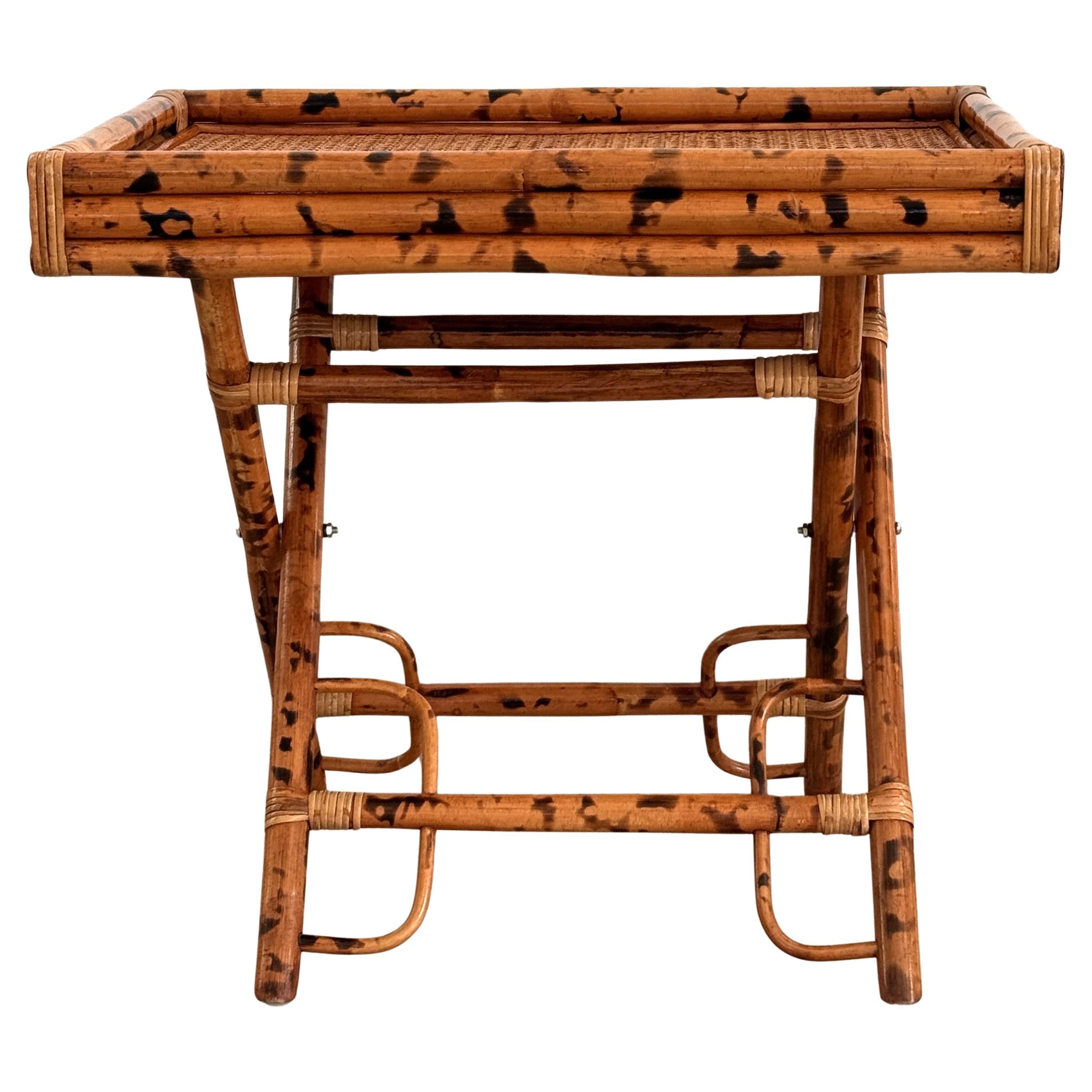 Tavolo a vassoio pieghevole in bambù del Medioevo francese, Wood laccato, anni 
70 in vendita