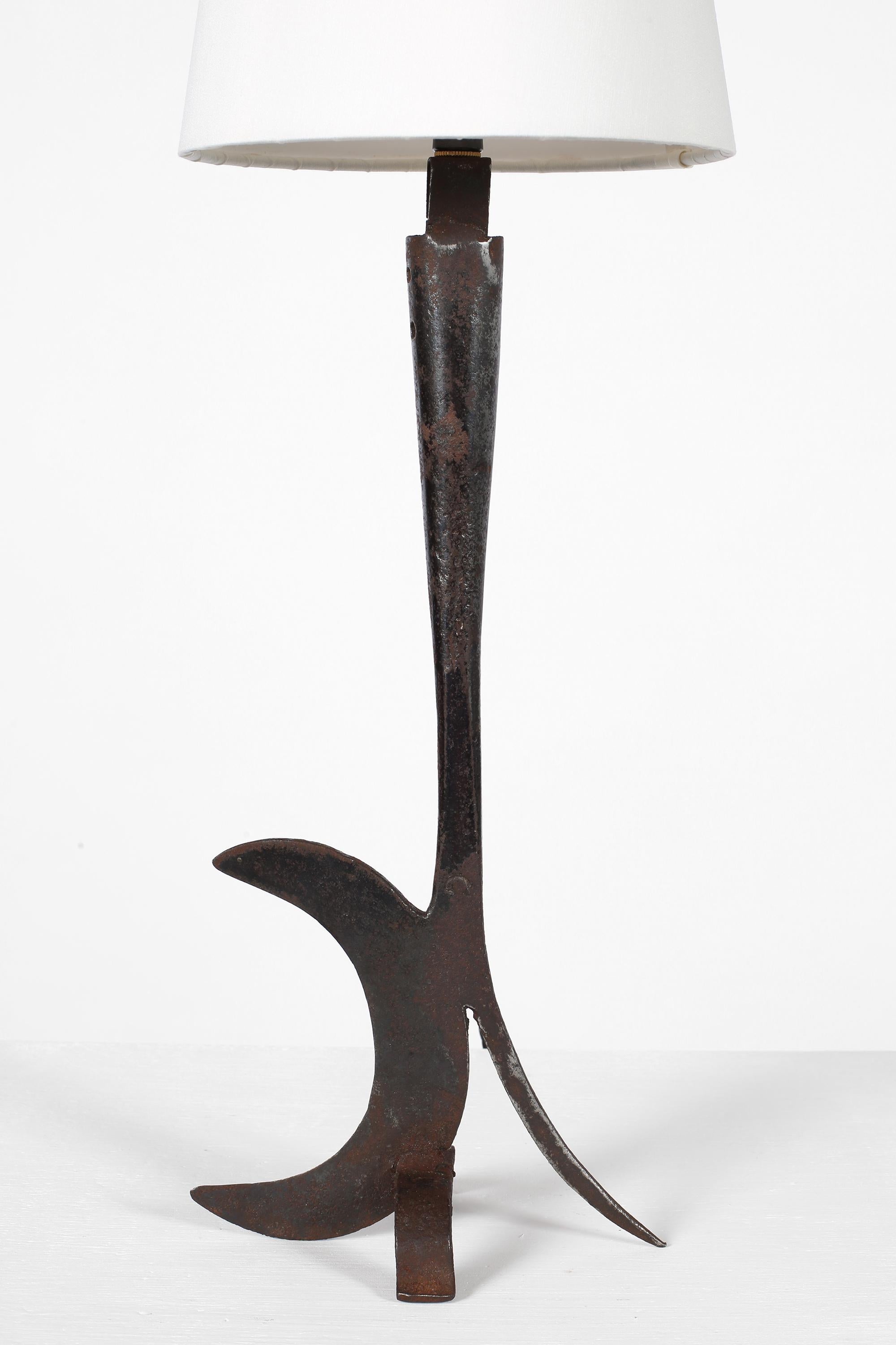 French Midcentury Folk Art Brutalist Abstract Forged Iron Table Lamp In Good Condition For Sale In London, GB