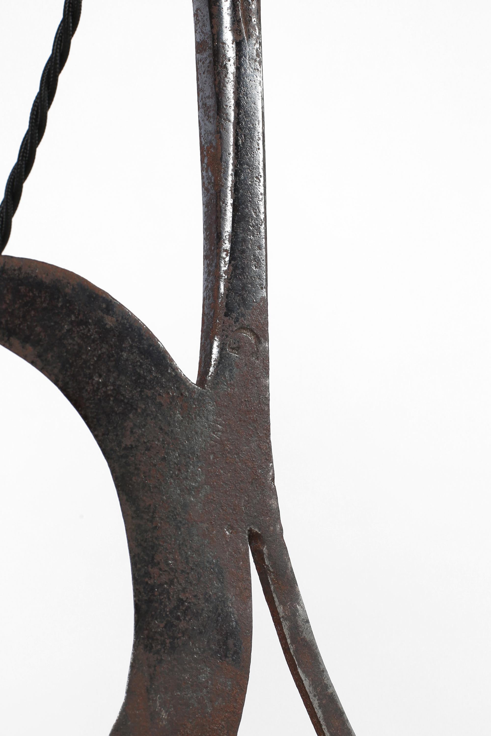 Fer Lampe de table en fer forgé abstrait de style artisanal brutaliste du milieu du siècle dernier en vente