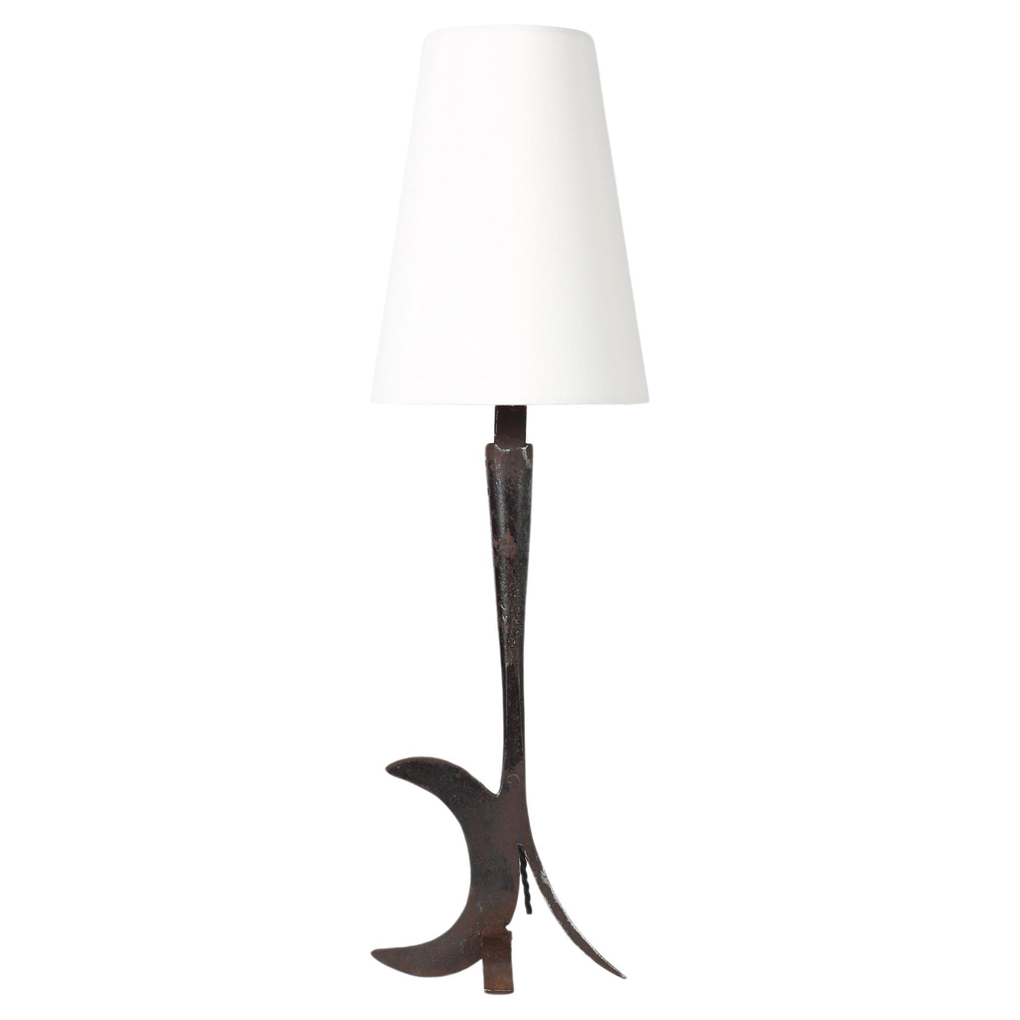 Lampe de table en fer forgé abstrait de style artisanal brutaliste du milieu du siècle dernier en vente