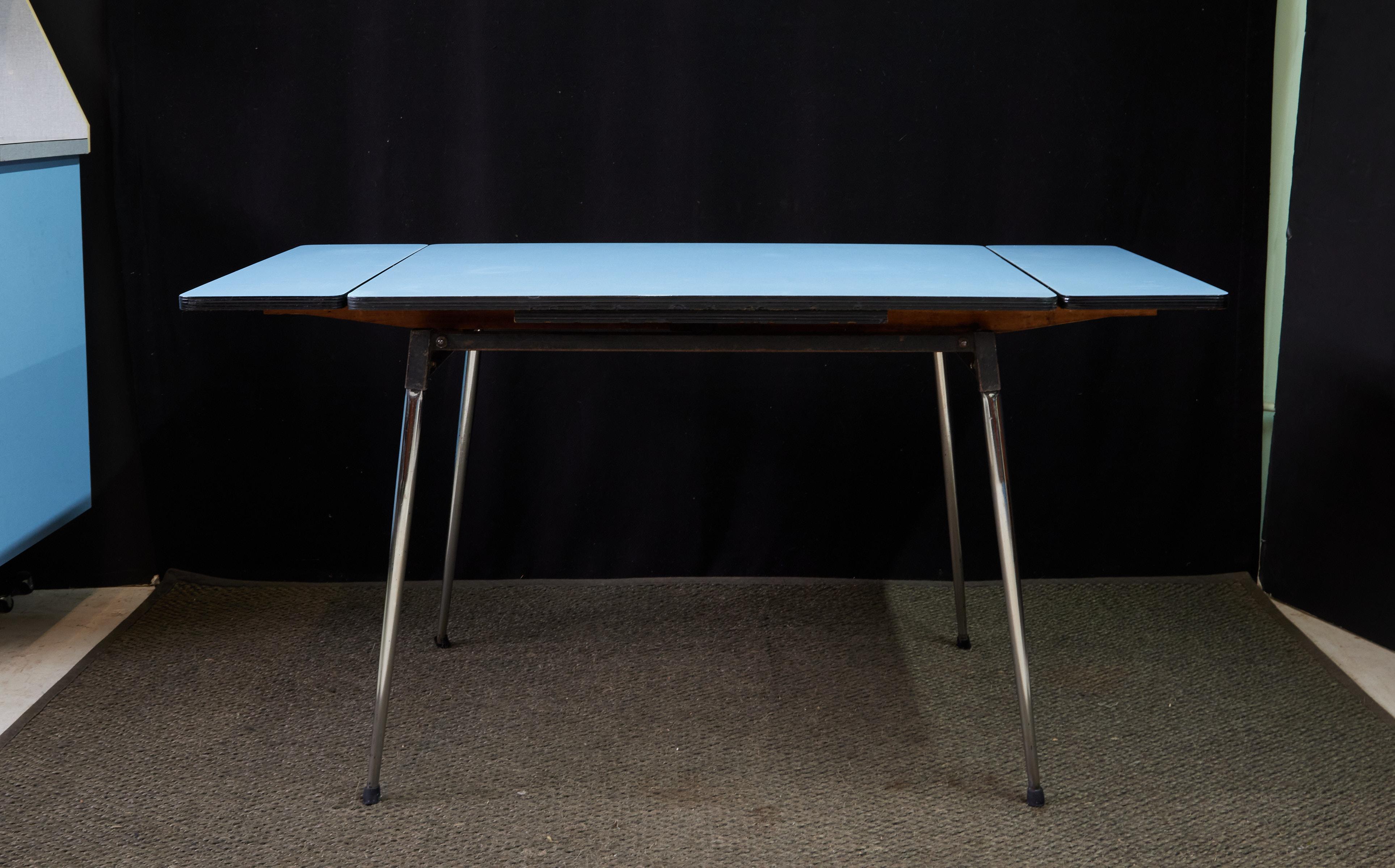 Kitchenette rétro française du milieu du siècle dans un audacieux formica bleu poudre de la marque SIF fabriqué dans les années 1950. Cet ensemble complet et emblématique comprend une armoire, une table de cuisine extensible et six chaises