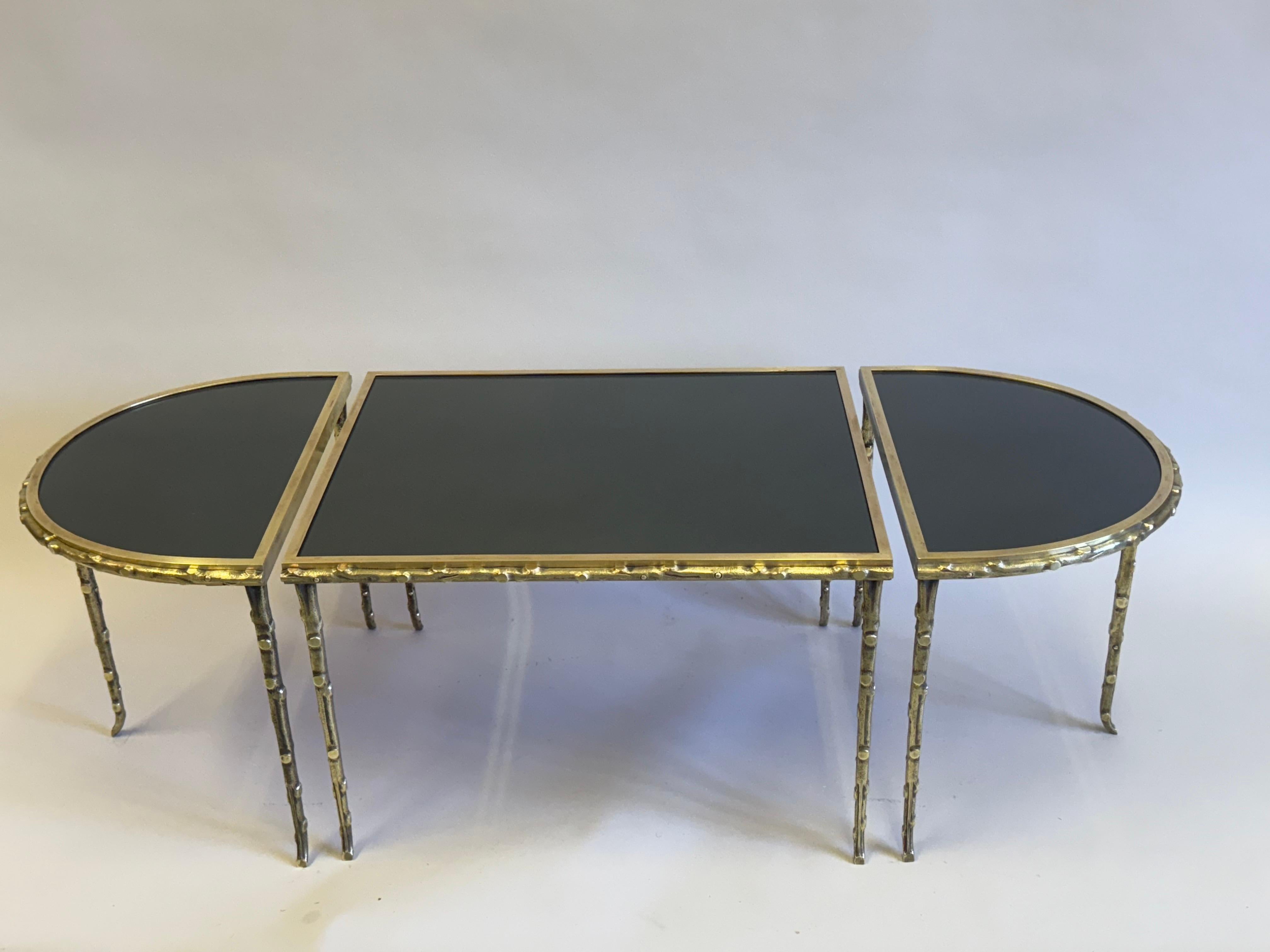 Eine sublime Französisch Mitte des Jahrhunderts Modern 3 Teil Cocktail-Tisch, in vergoldeter Bronze und Messing Faux Bambus / Zweig, mit seiner ursprünglichen schwarzen Opalglaseinsatz Top von der renommierten Schöpfer, Maison Bagues, Paris. ca.