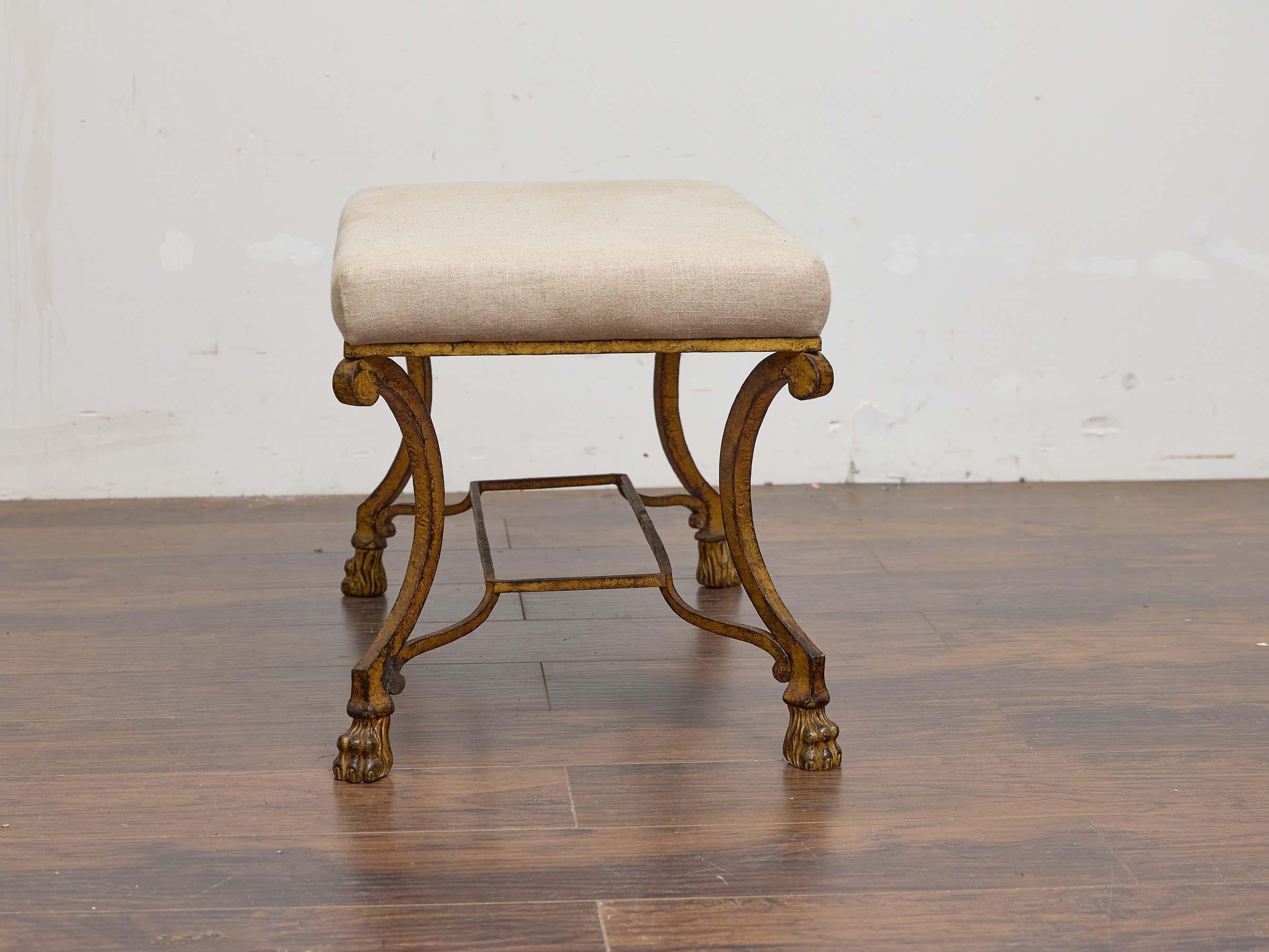 Mid-Century moderno Panchina francese del Medioevo in ferro dorato con gambe a voluta e piedi a zampa di leone in vendita
