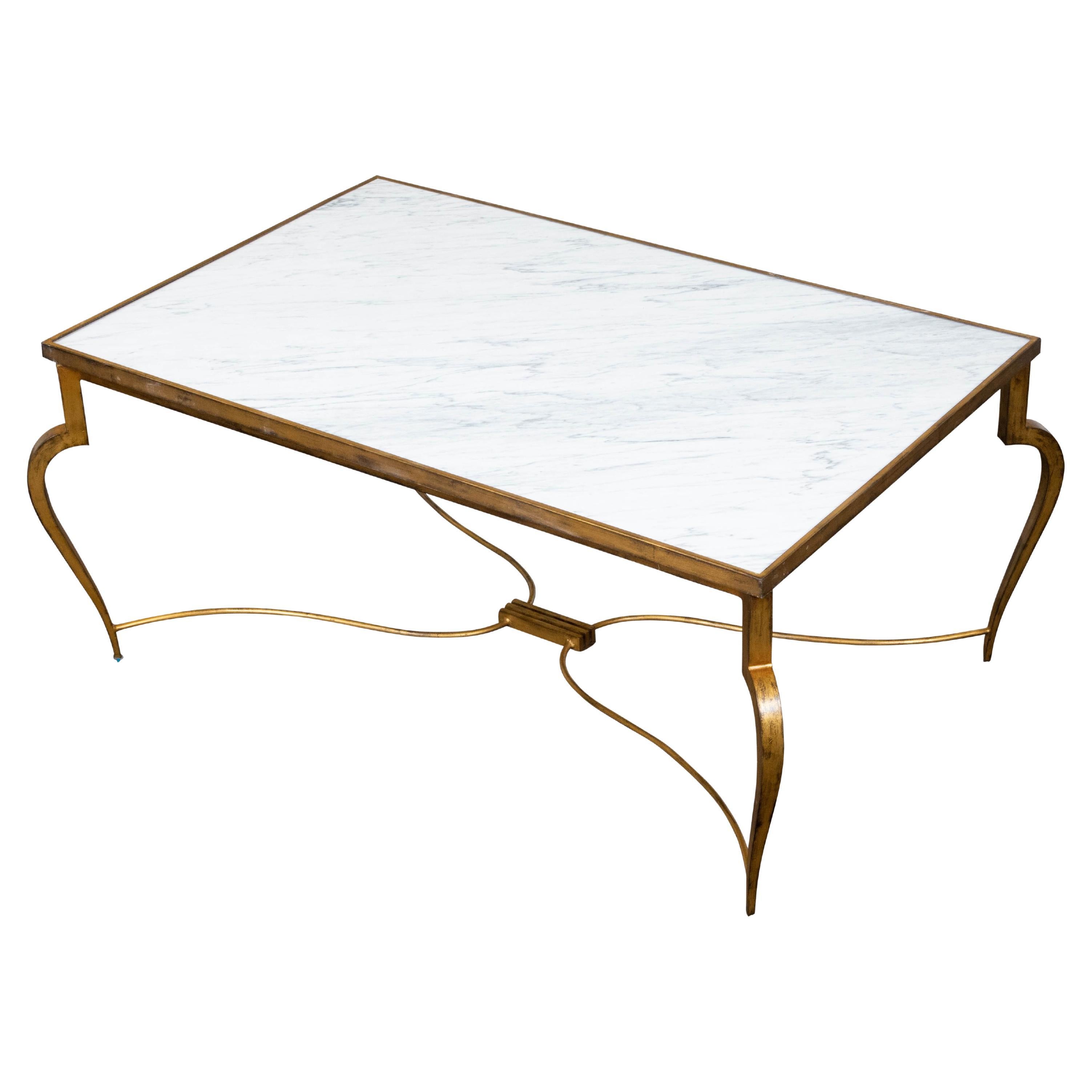 Table basse française en fer doré du milieu du siècle dernier avec plateau en marbre blanc et pieds cabriole
