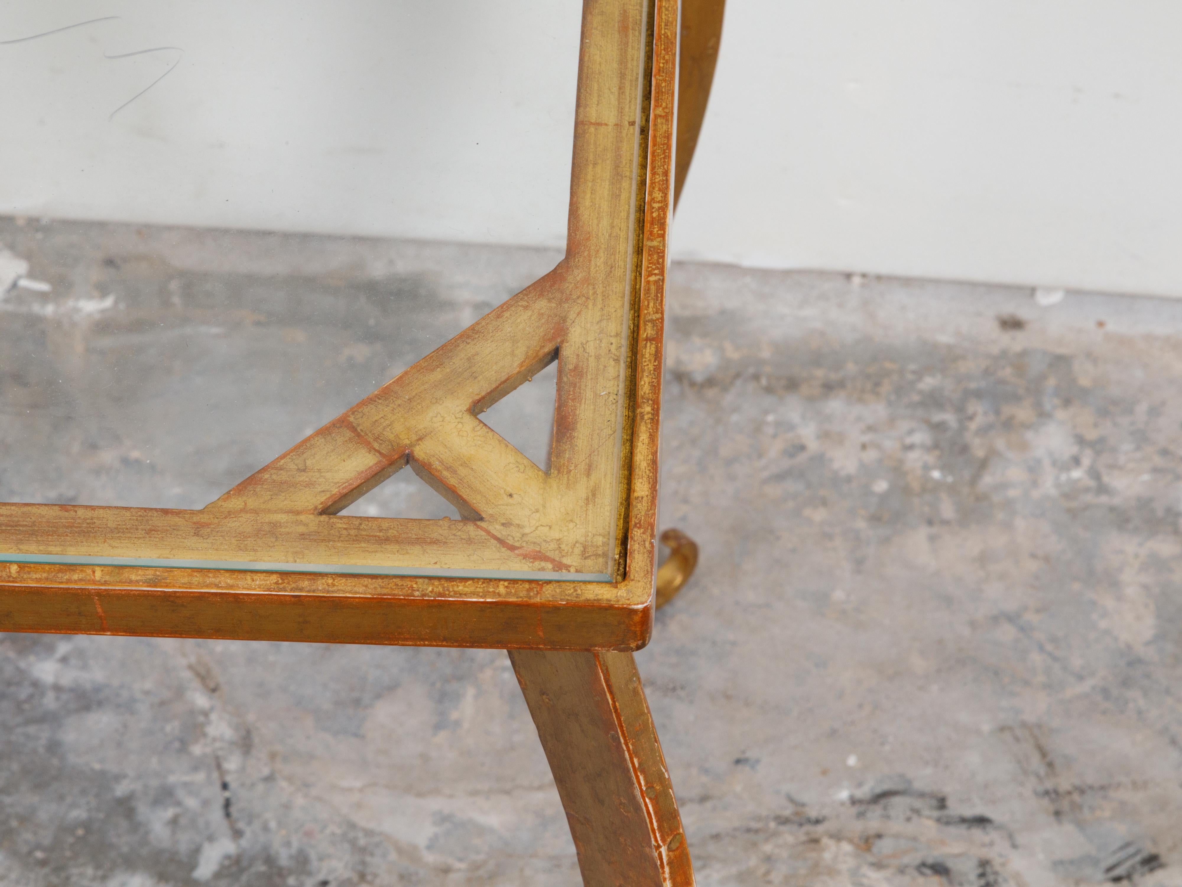 Mid-Century Modern Table d'appoint française en métal doré du milieu du siècle dernier avec plateau carré en verre et pieds cabriole en vente