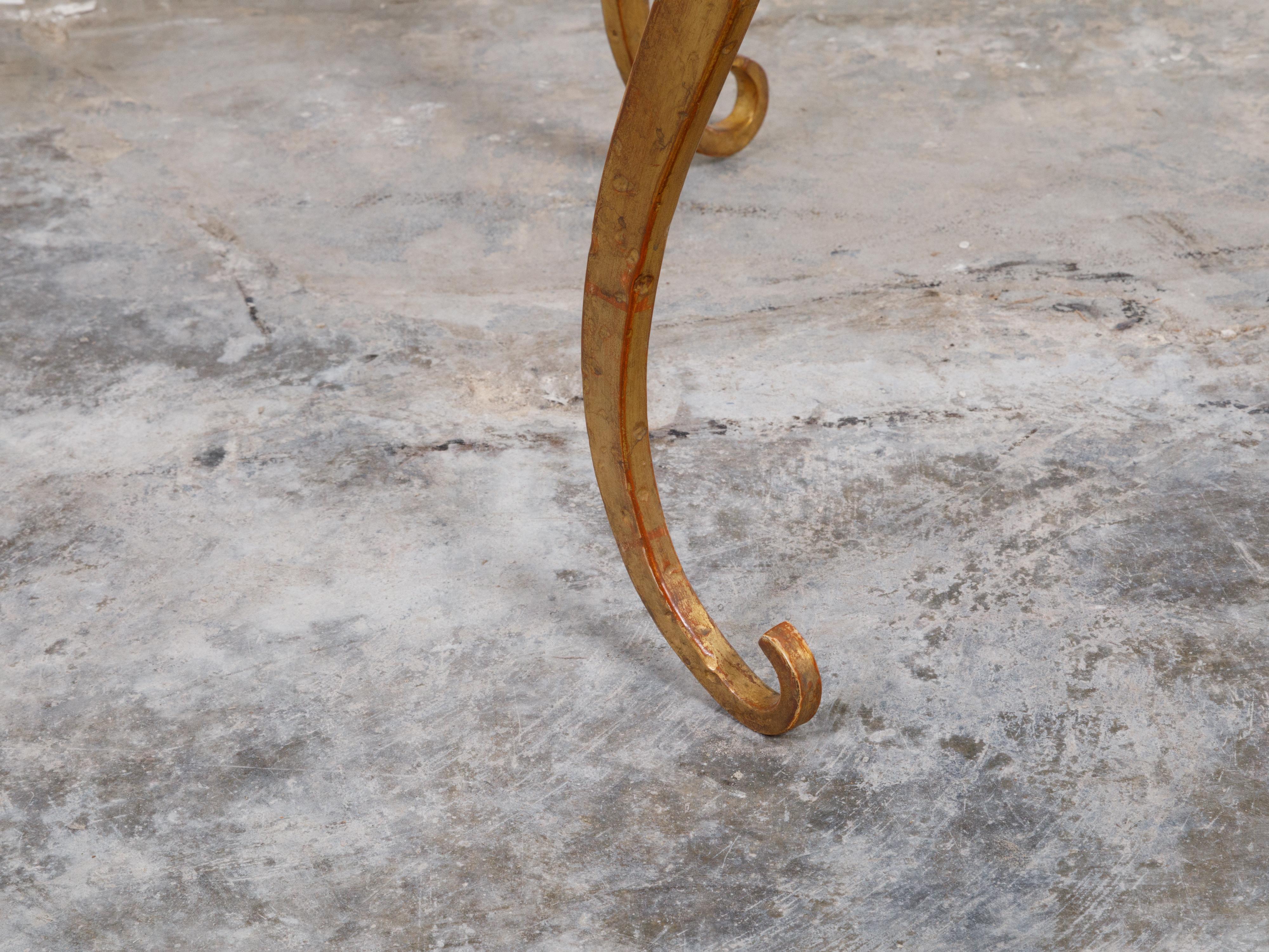 Français Table d'appoint française en métal doré du milieu du siècle dernier avec plateau carré en verre et pieds cabriole en vente