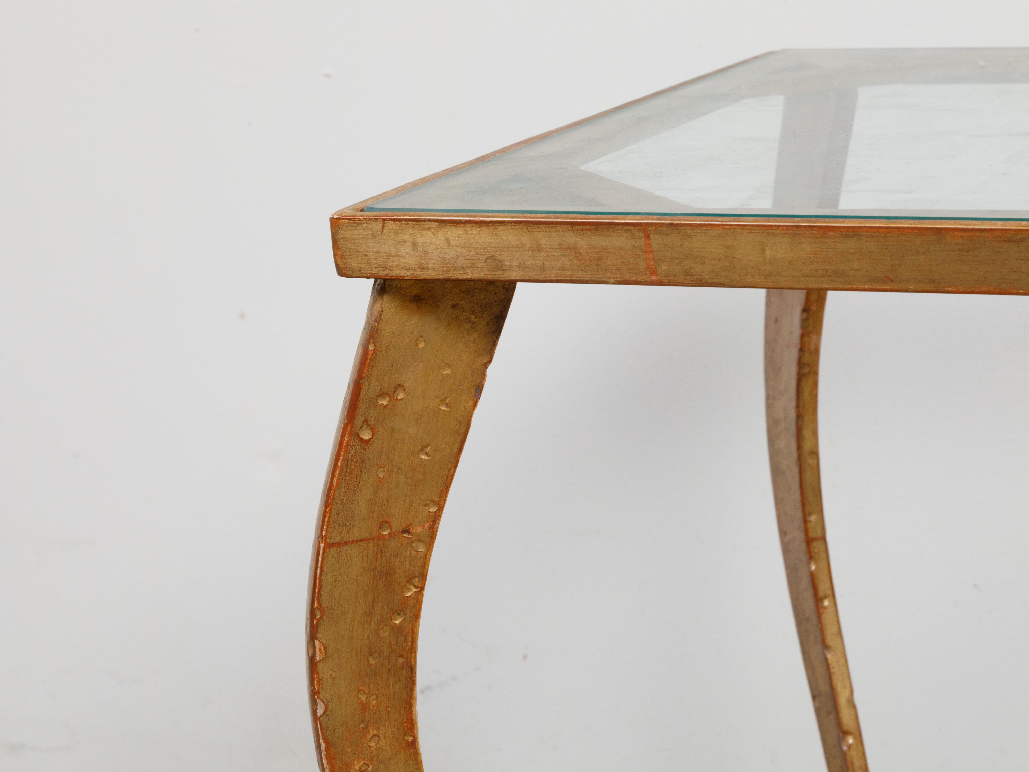 Doré Table d'appoint française en métal doré du milieu du siècle dernier avec plateau carré en verre et pieds cabriole en vente