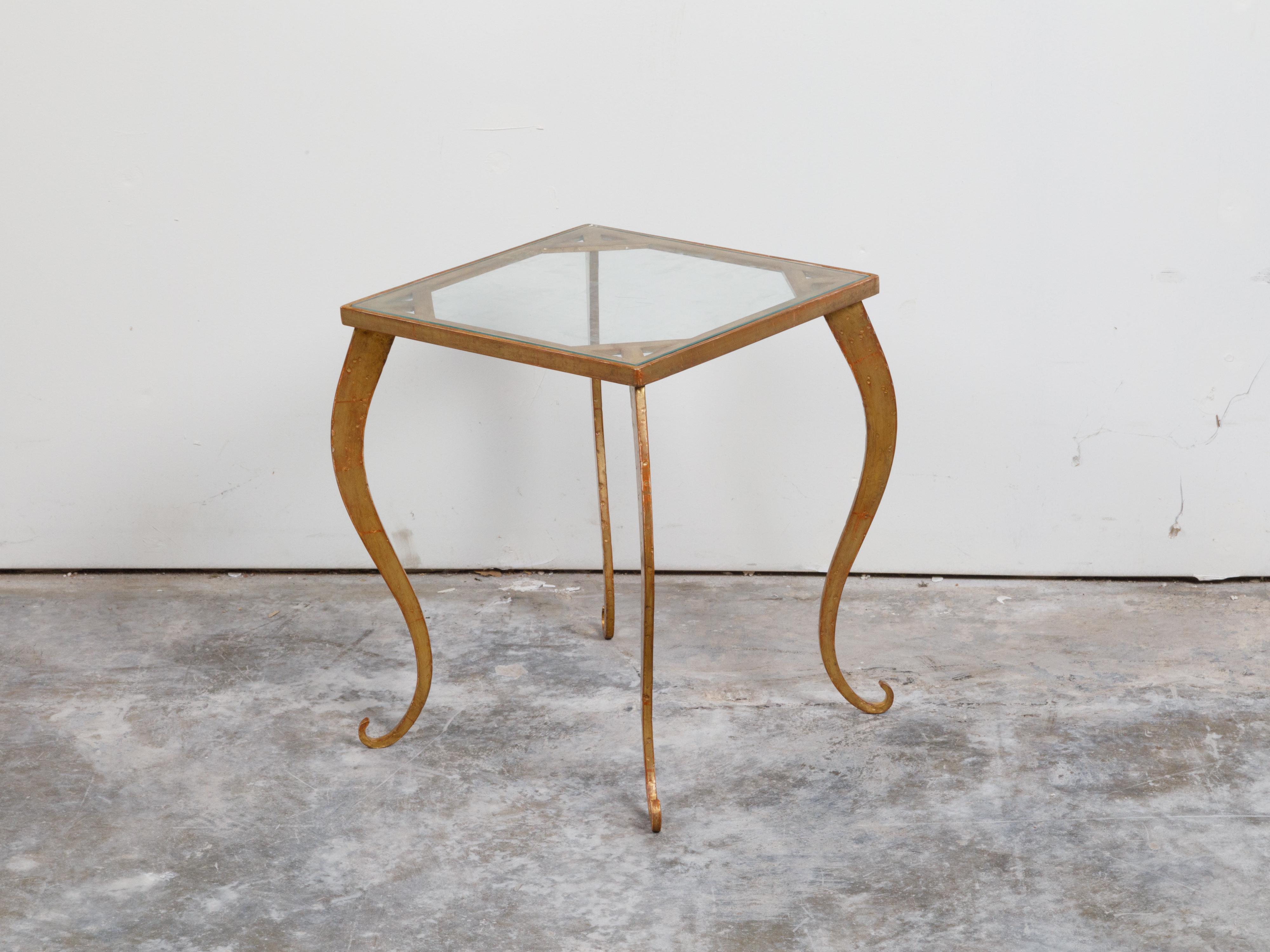 Table d'appoint française en métal doré du milieu du siècle dernier avec plateau carré en verre et pieds cabriole Bon état - En vente à Atlanta, GA