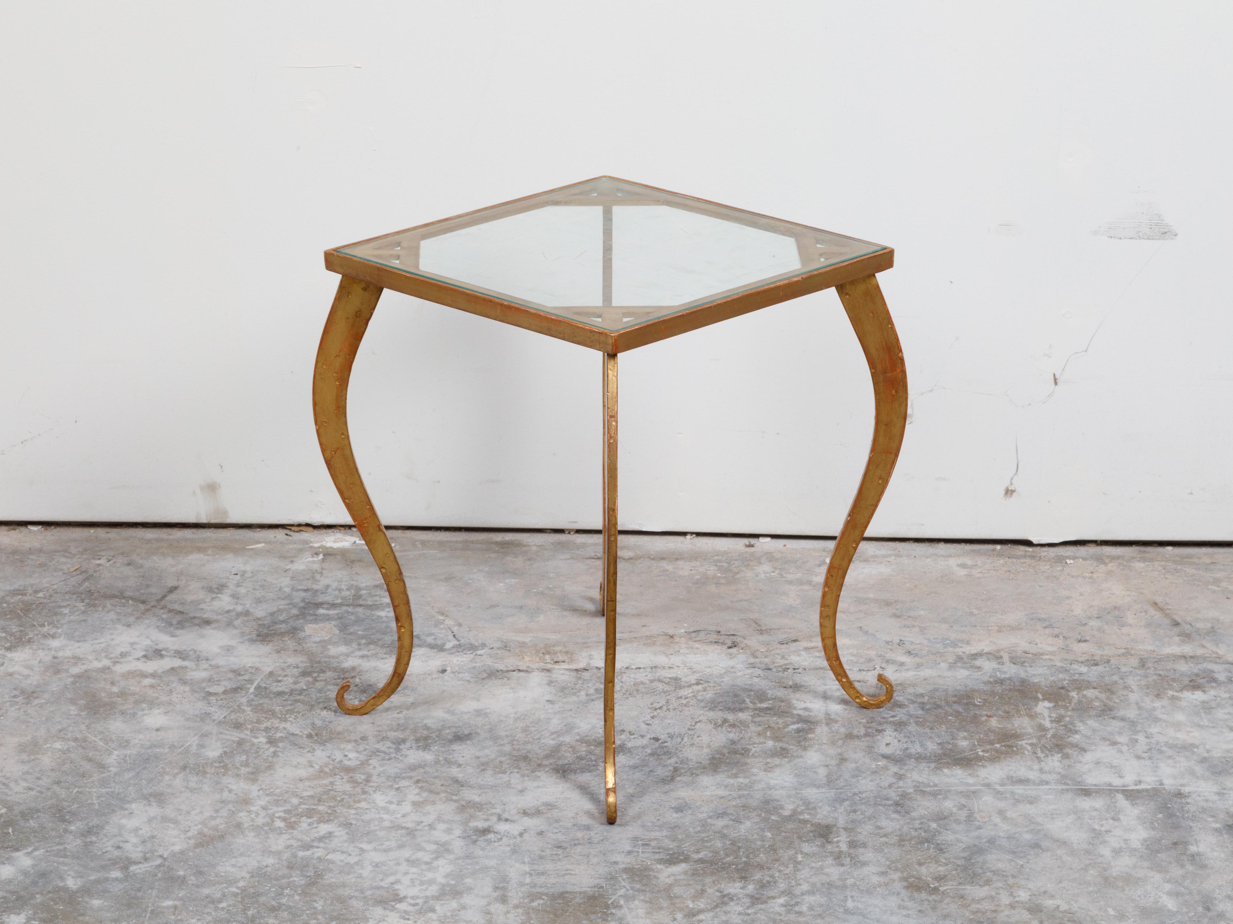 Métal Table d'appoint française en métal doré du milieu du siècle dernier avec plateau carré en verre et pieds cabriole en vente