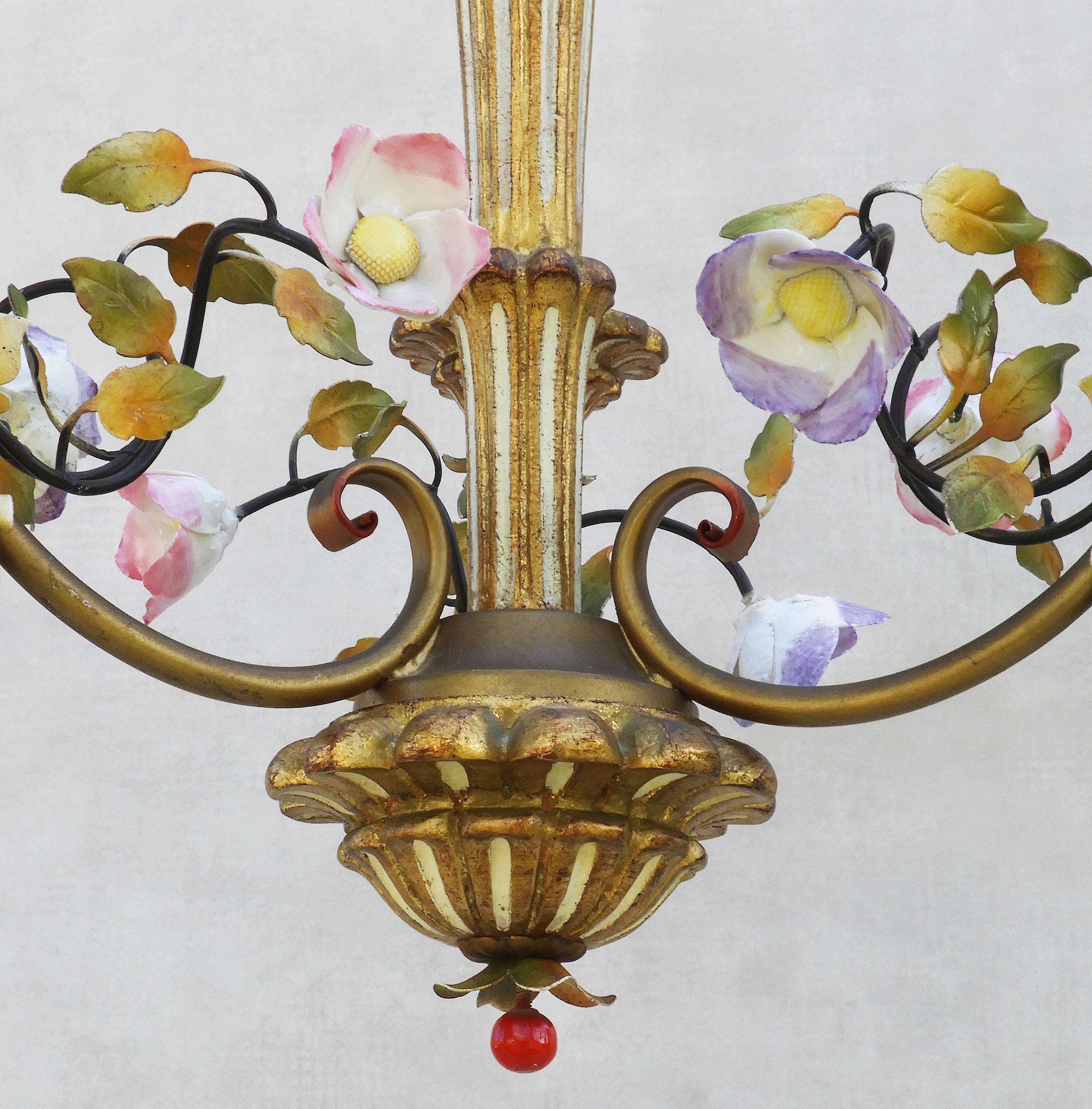French Midcentury Giltwood and Toleware Chandelier with Porcelaine Flowers C1950 For Sale 4
