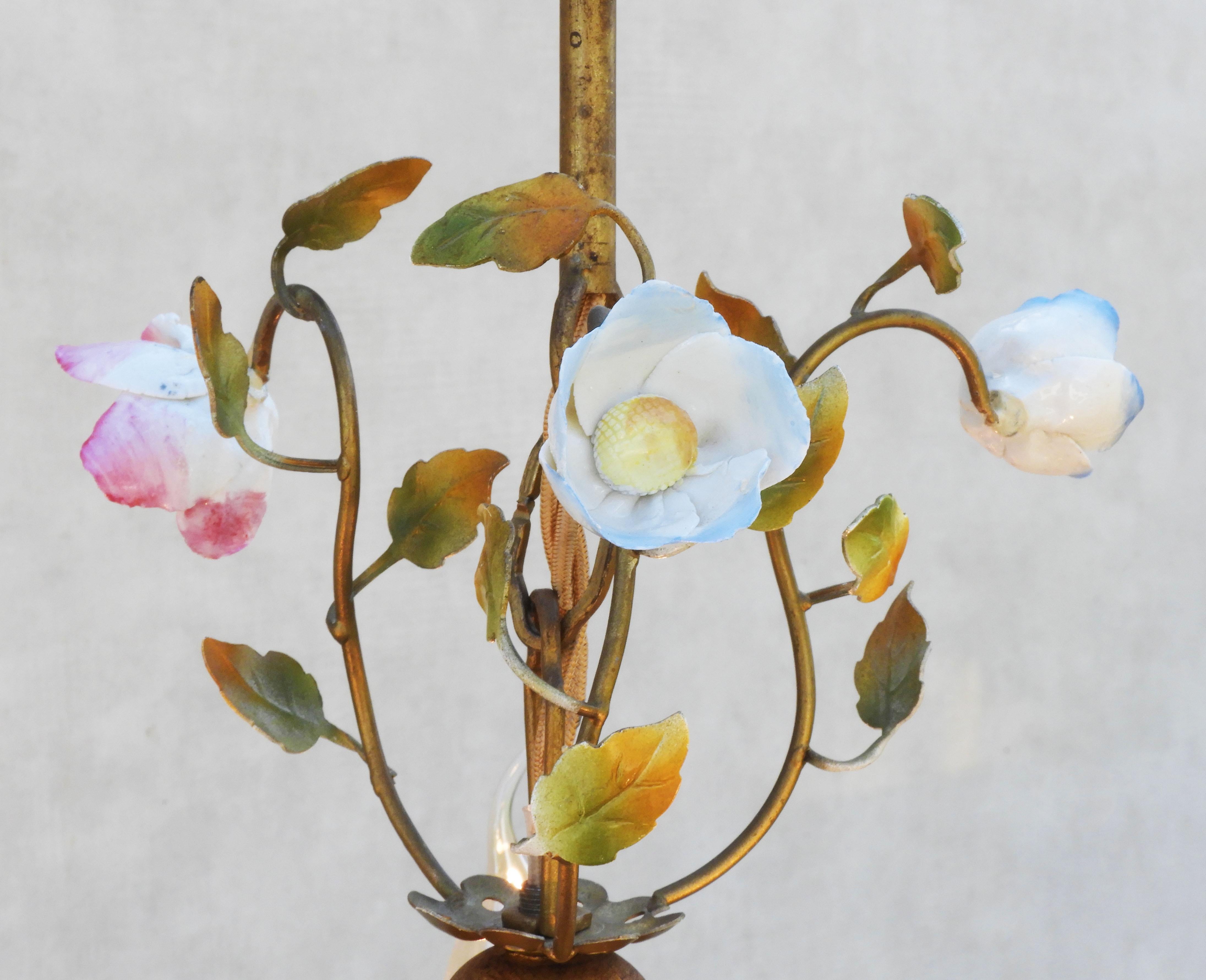 French Midcentury Giltwood and Toleware Chandelier with Porcelaine Flowers C1950 For Sale 5
