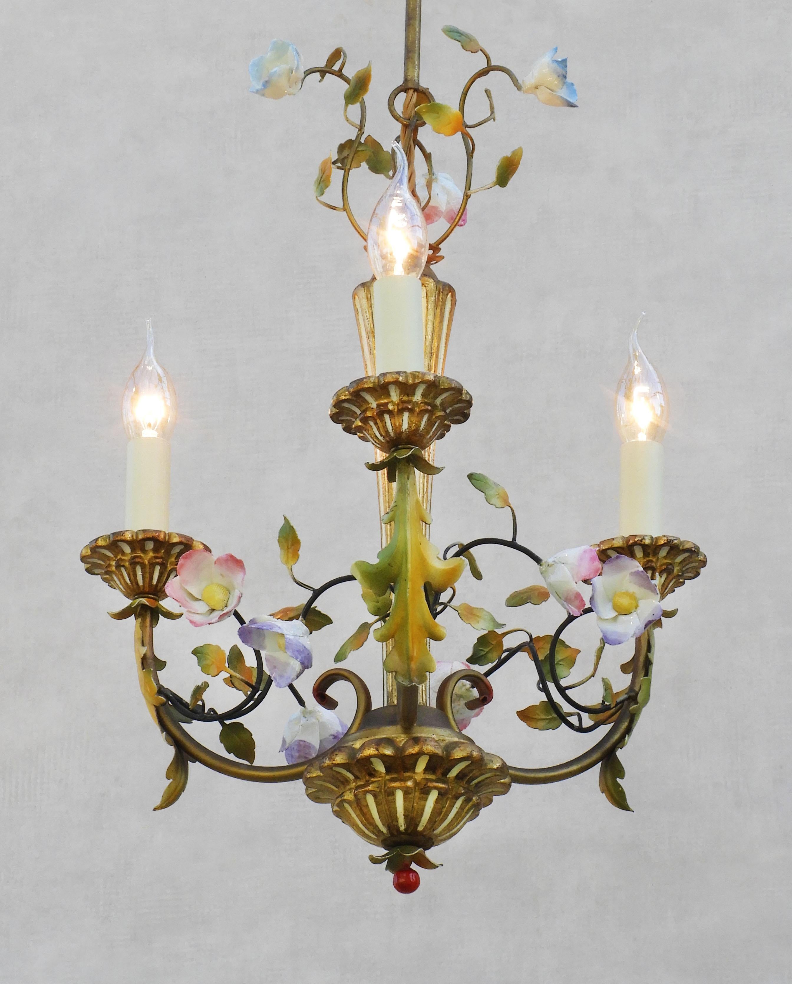 Romantic French Midcentury Giltwood and Toleware Chandelier with Porcelaine Flowers C1950 For Sale