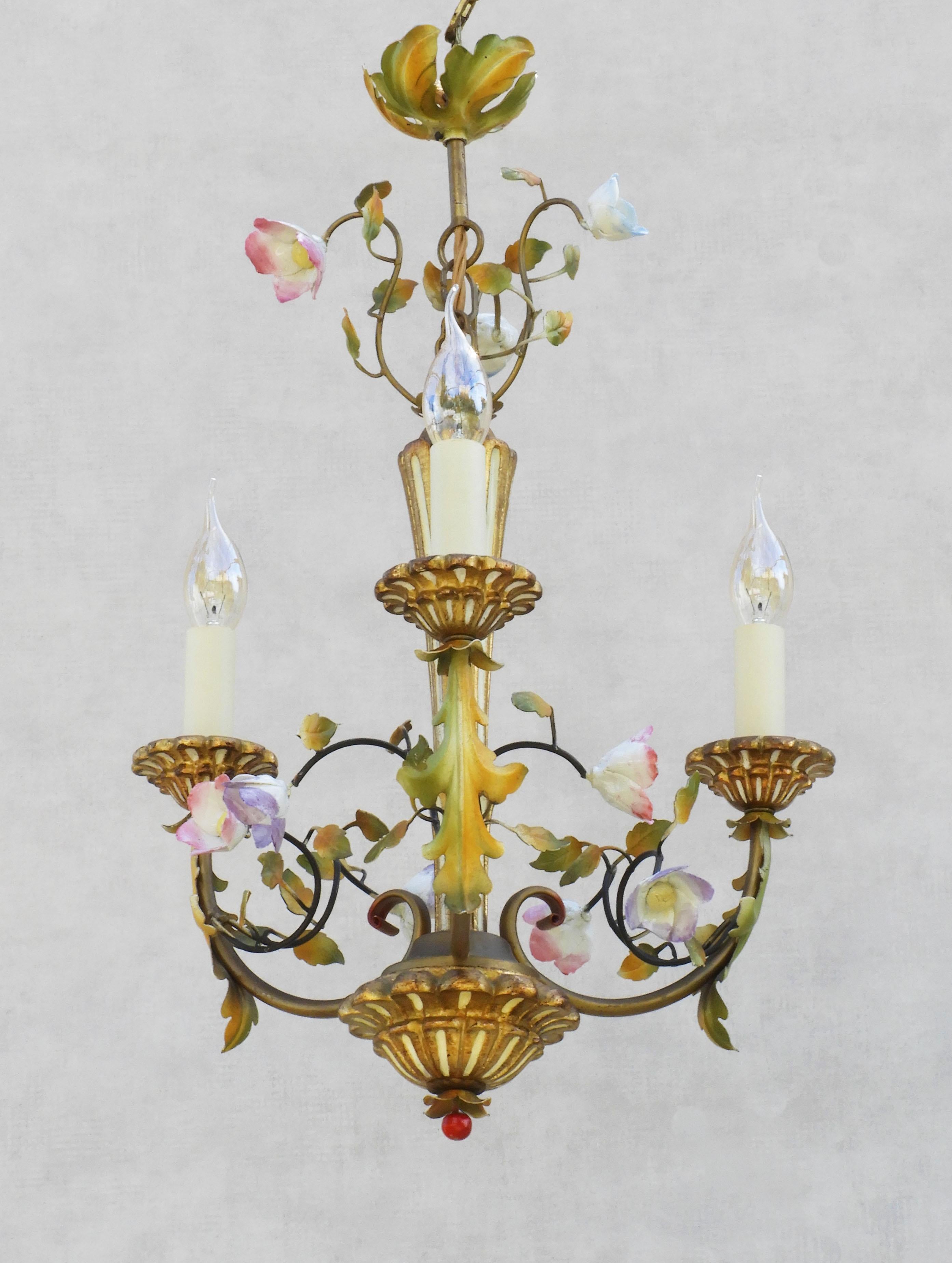 Fait main Lustre français du milieu du siècle dernier en bois doré et en tôle avec fleurs en porcelaine, vers 1950 en vente