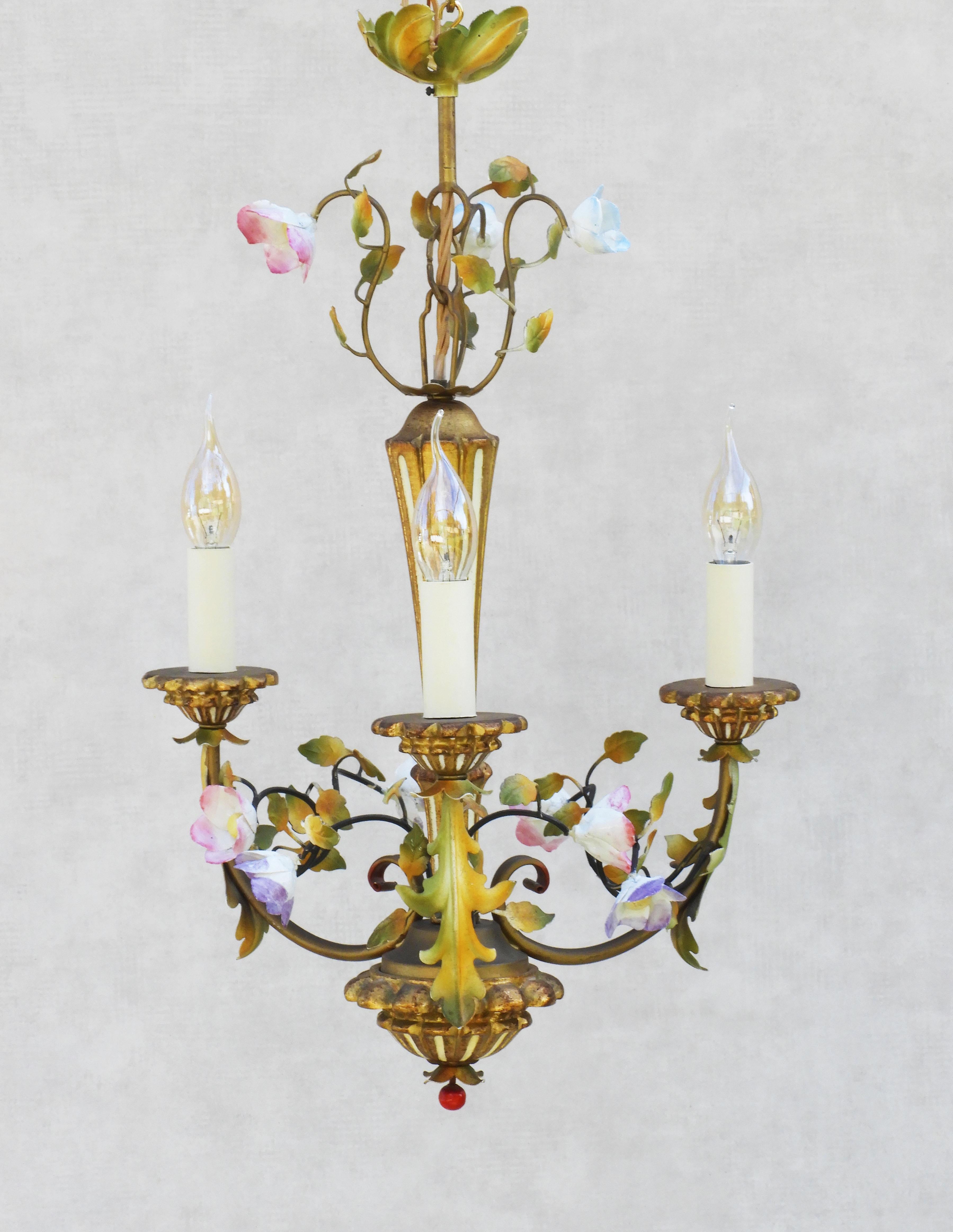 Französischer Kronleuchter aus vergoldetem Holz und Zinn mit Porzellanblumen aus der Mitte des Jahrhunderts, um 1950 (20. Jahrhundert) im Angebot