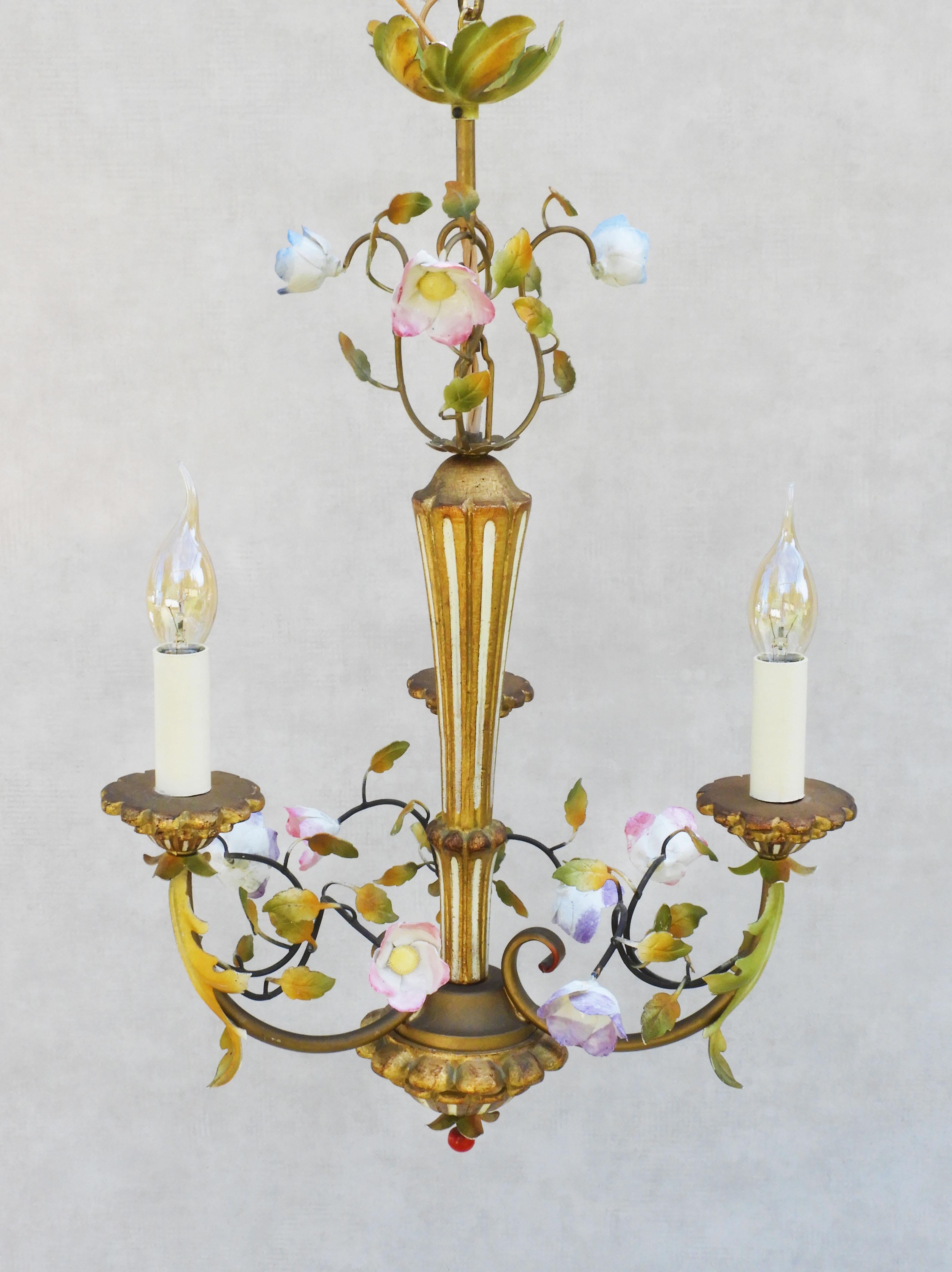 20ième siècle Lustre français du milieu du siècle dernier en bois doré et en tôle avec fleurs en porcelaine, vers 1950 en vente