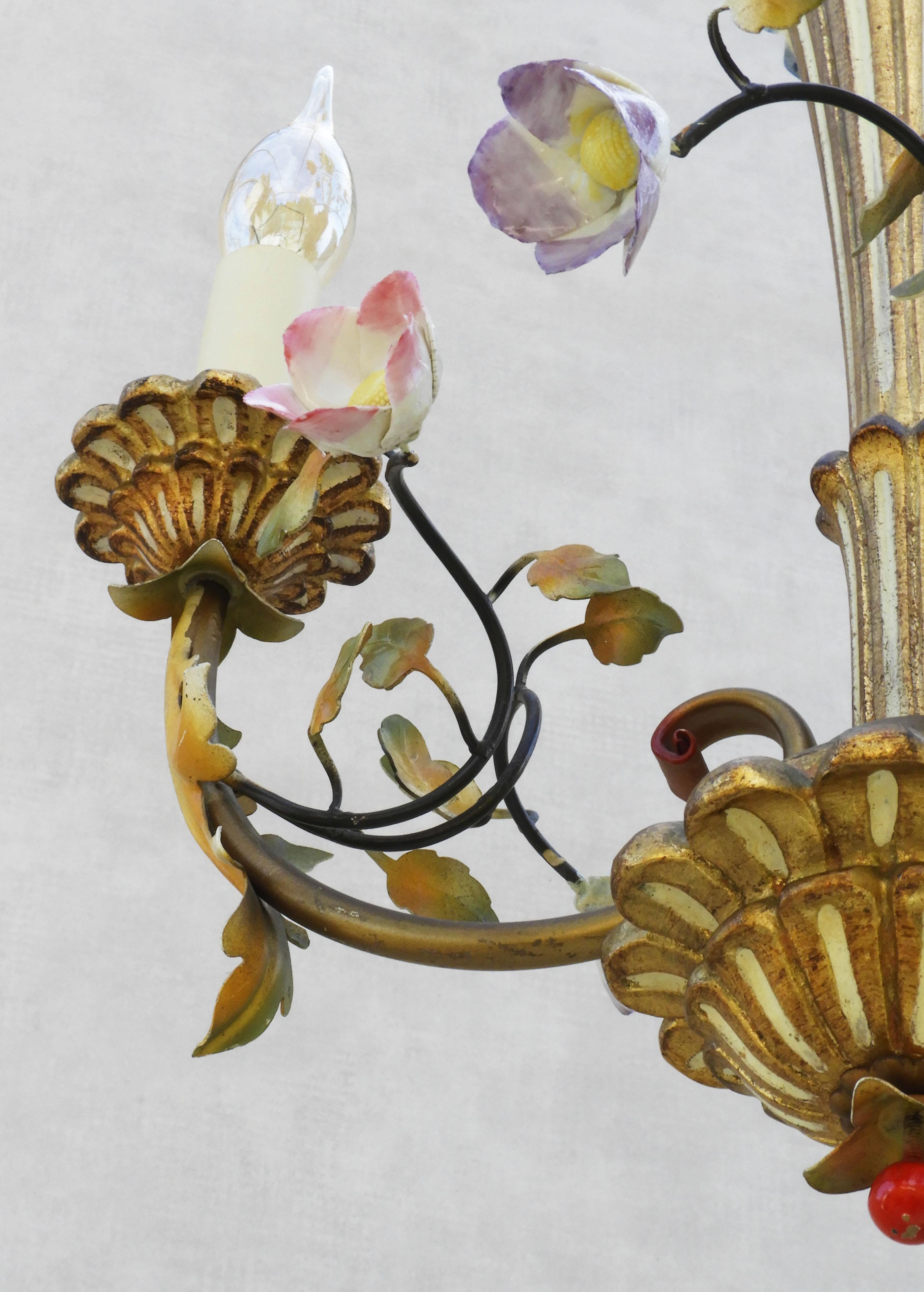 Französischer Kronleuchter aus vergoldetem Holz und Zinn mit Porzellanblumen aus der Mitte des Jahrhunderts, um 1950 im Angebot 1
