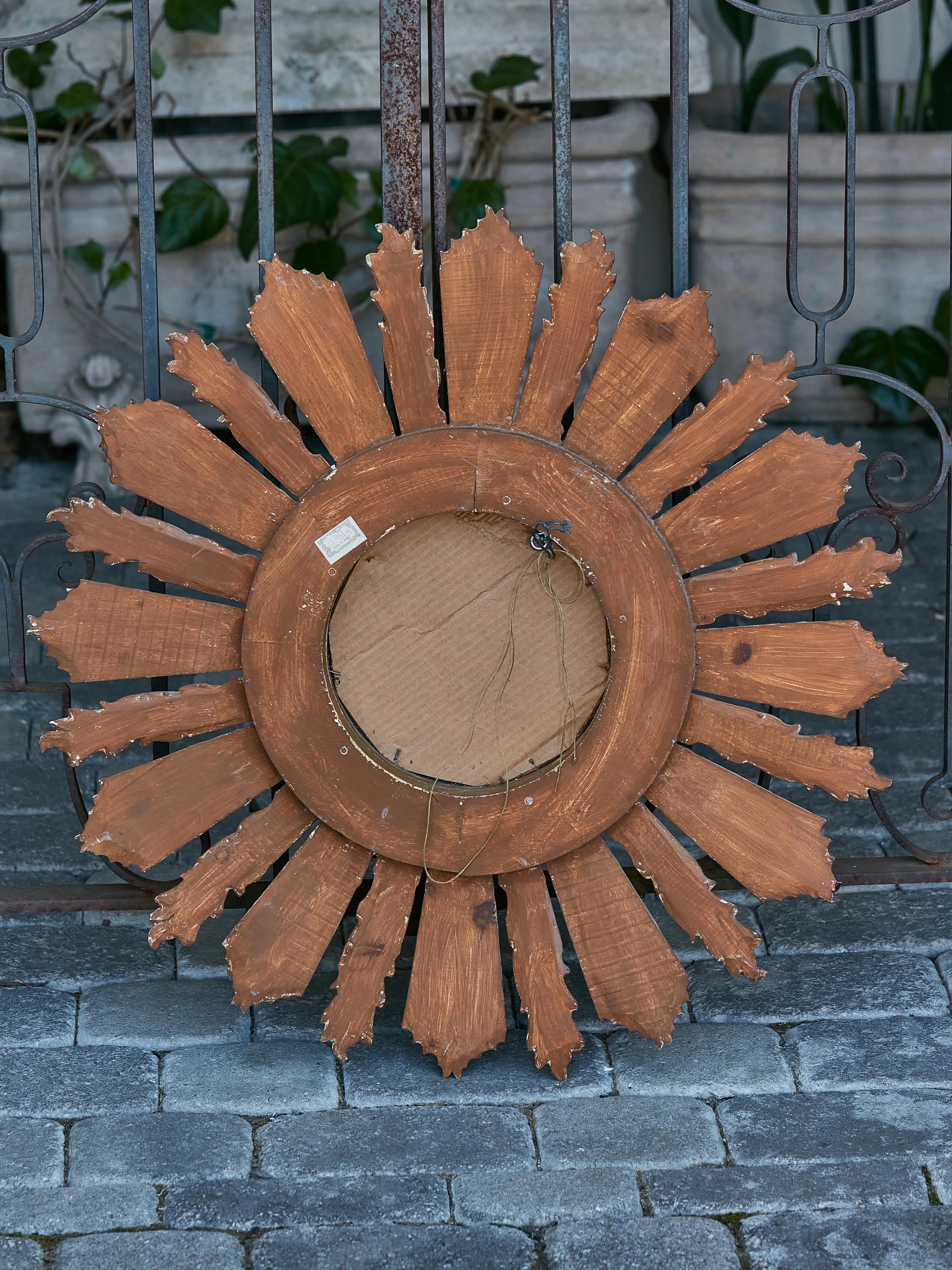 French Midcentury Giltwood Sunburst Mirror with Convex Mirror Plate For Sale 4