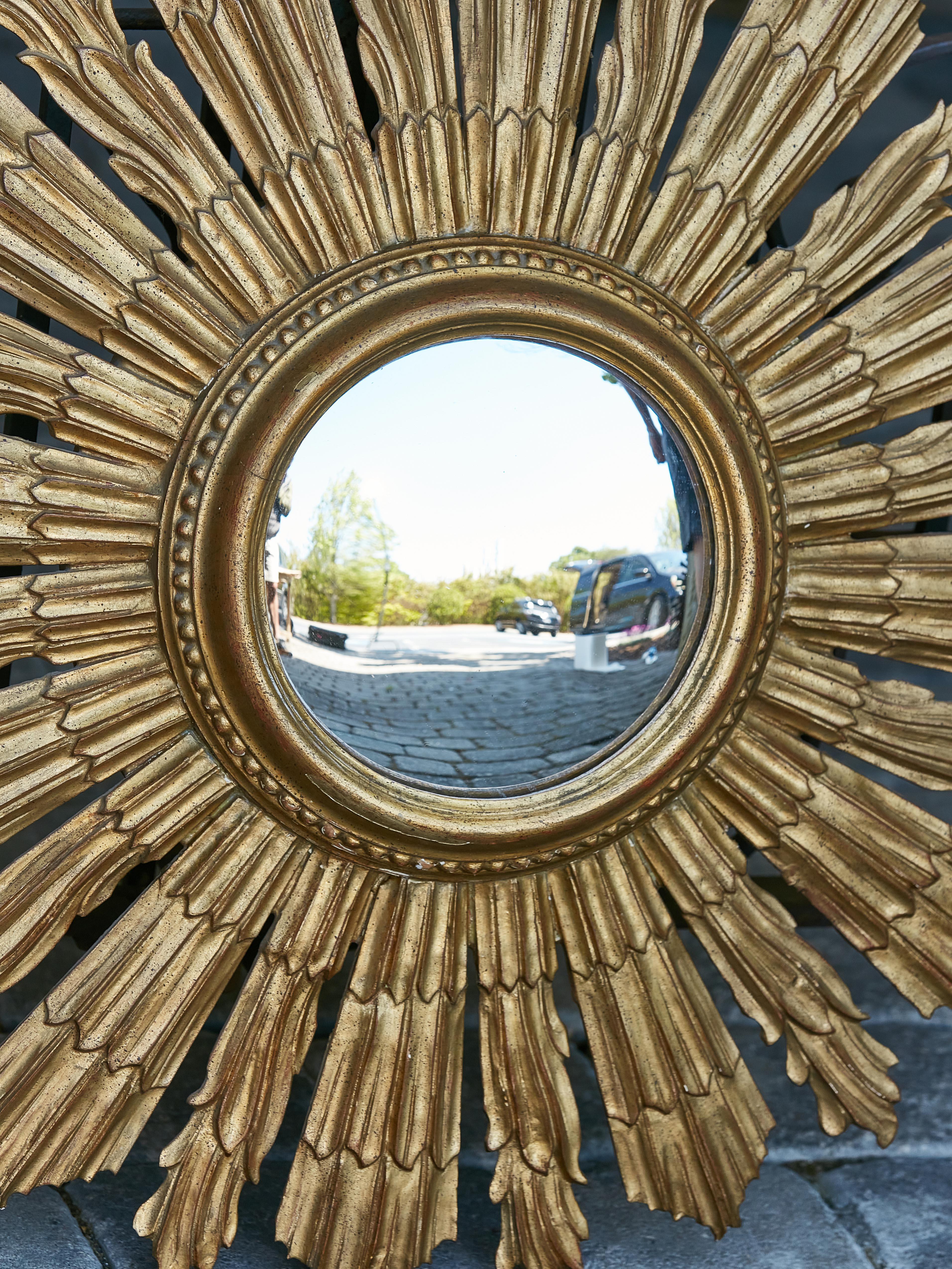 Französisch Midcentury Giltwood Sunburst Spiegel mit konvexen Spiegel Platte (Geschnitzt) im Angebot