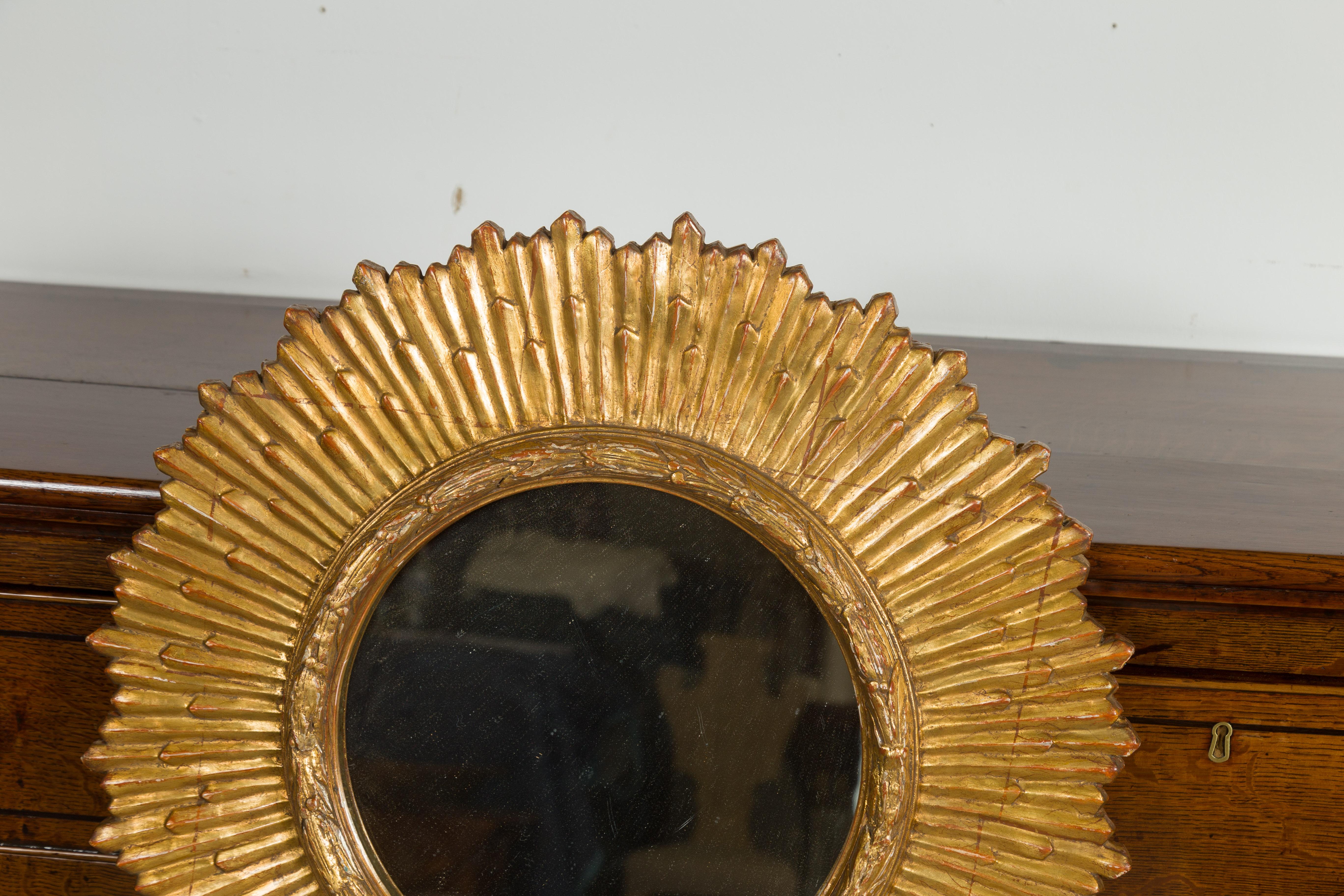 Français Miroir Sunburst du milieu du siècle dernier en bois doré avec rayons rayonnants et cadre sculpté en vente