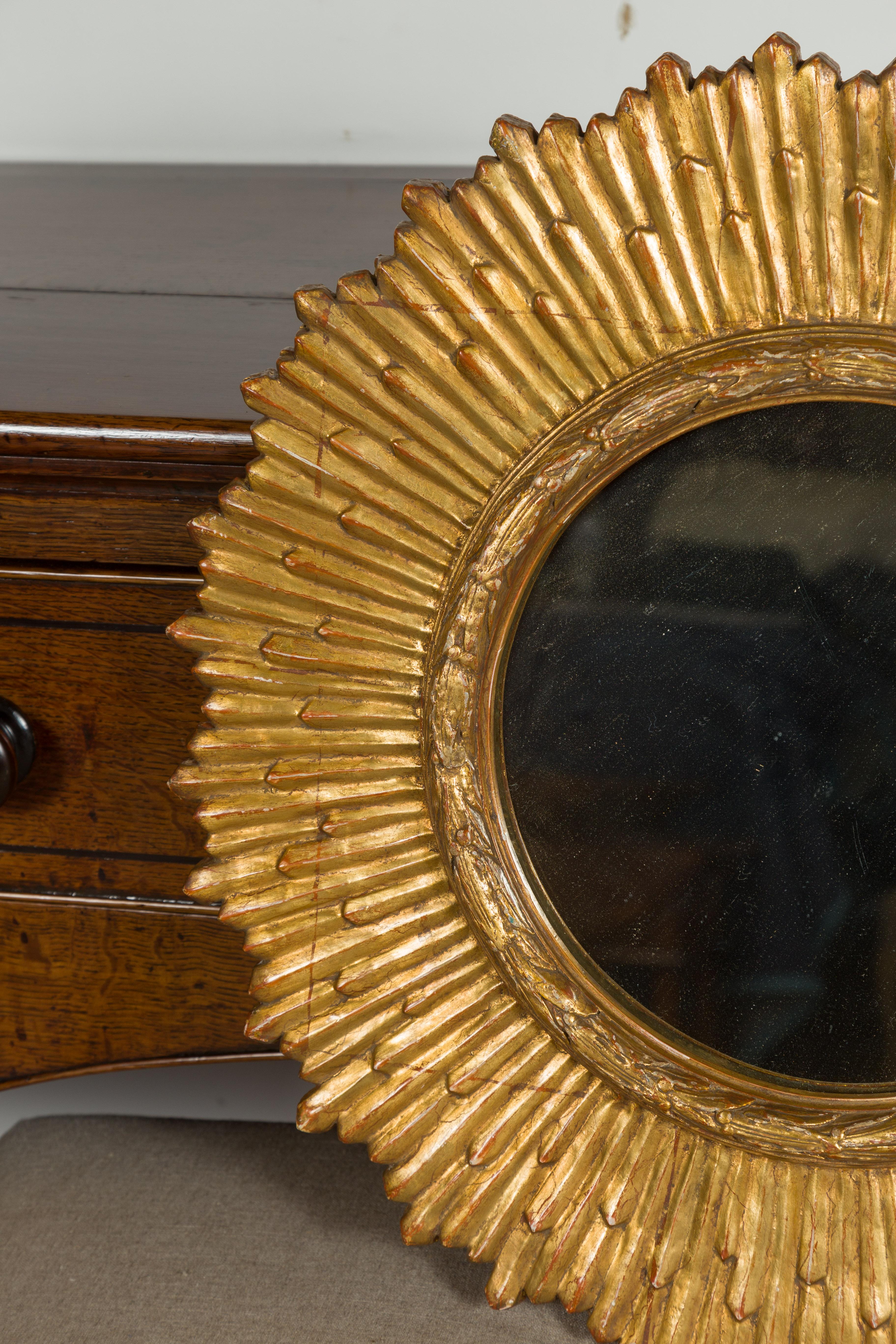 French Midcentury Giltwood Sunburst Mirror with Radiating Rays and Carved Frame For Sale 1