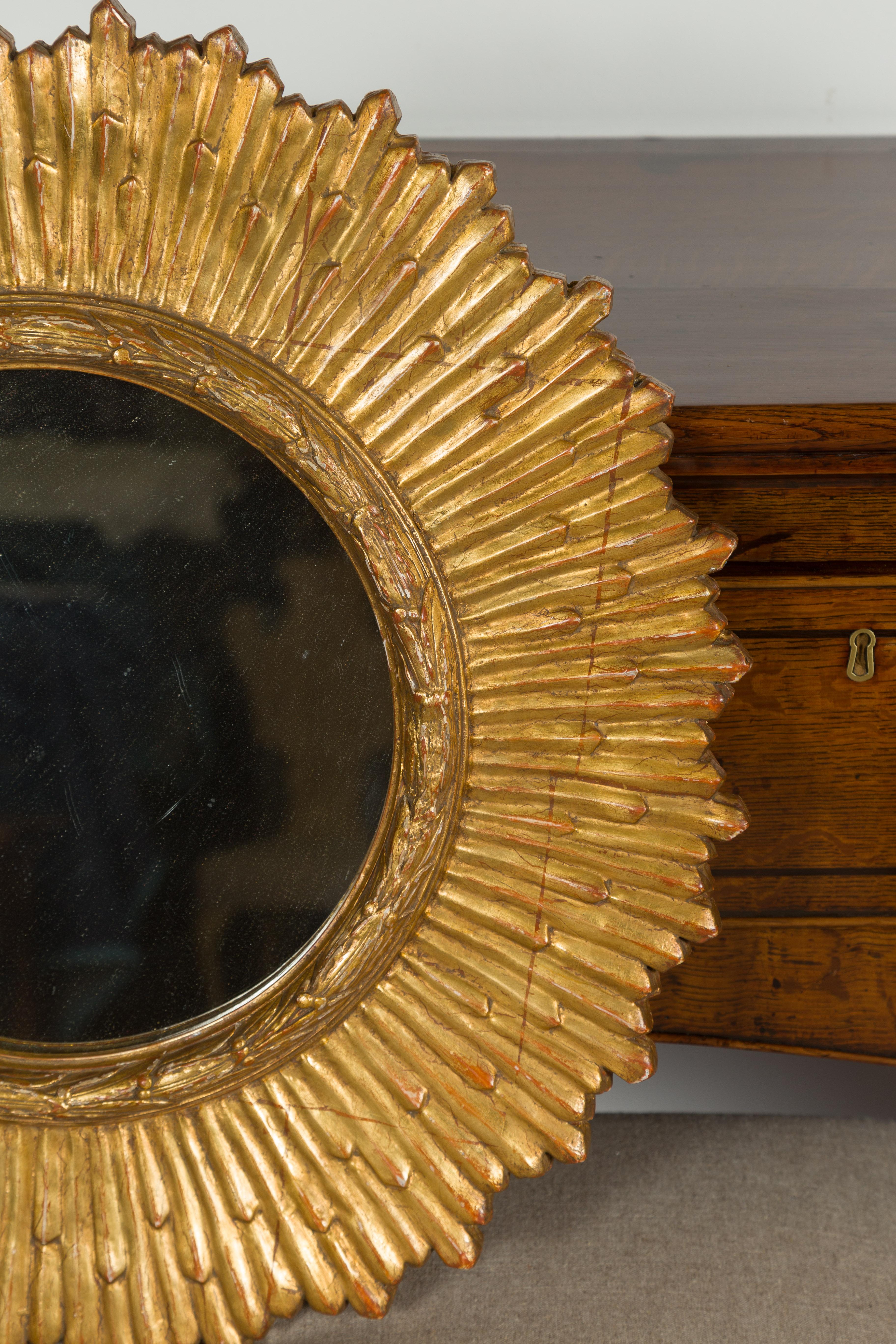 French Midcentury Giltwood Sunburst Mirror with Radiating Rays and Carved Frame For Sale 2