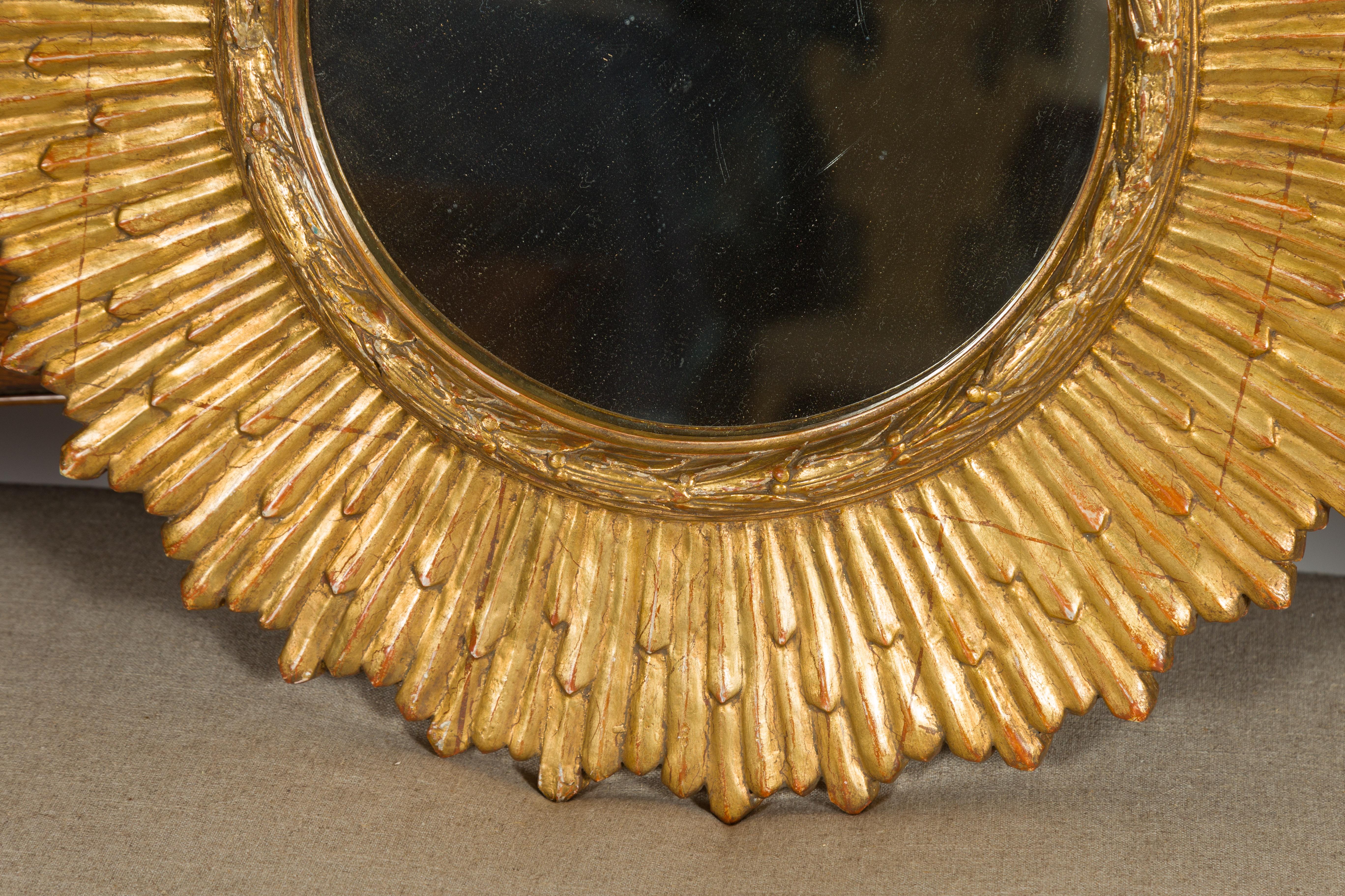 French Midcentury Giltwood Sunburst Mirror with Radiating Rays and Carved Frame For Sale 3