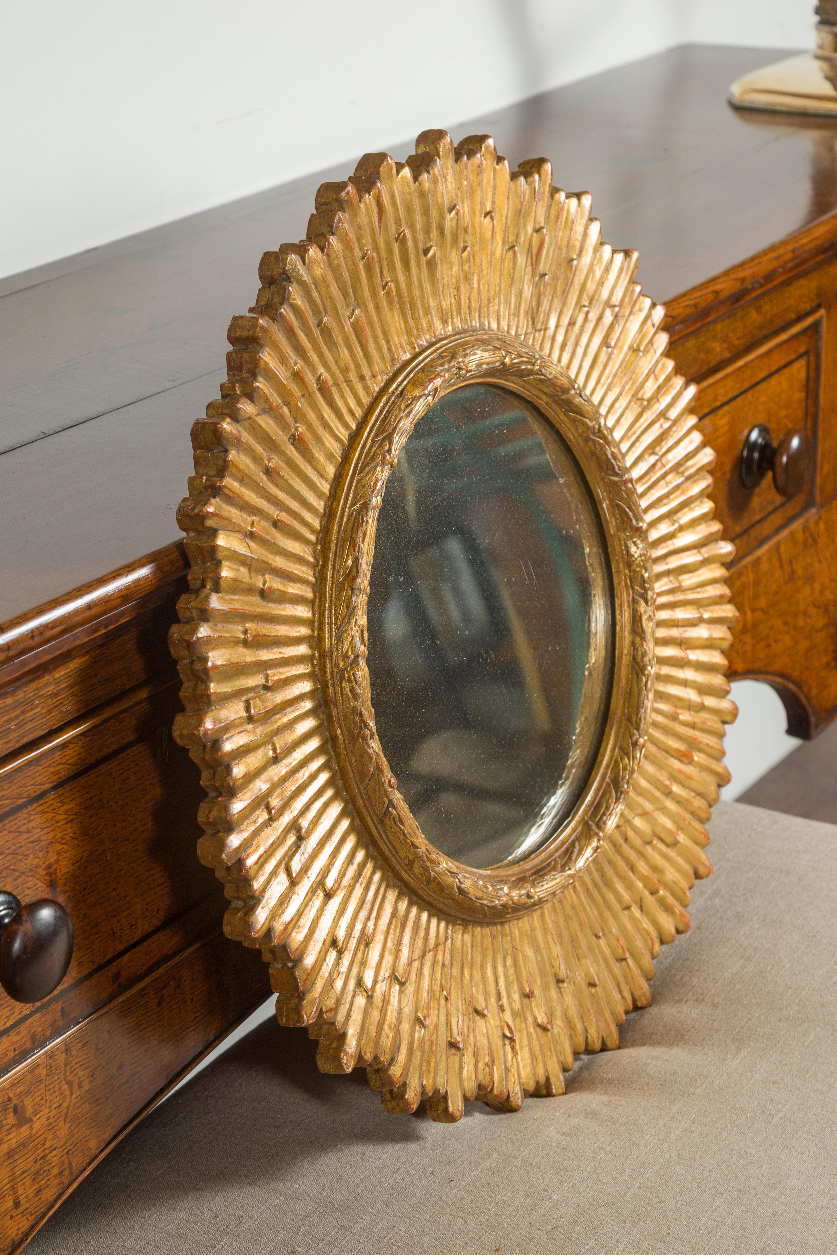 French Midcentury Giltwood Sunburst Mirror with Radiating Rays and Carved Frame For Sale 4